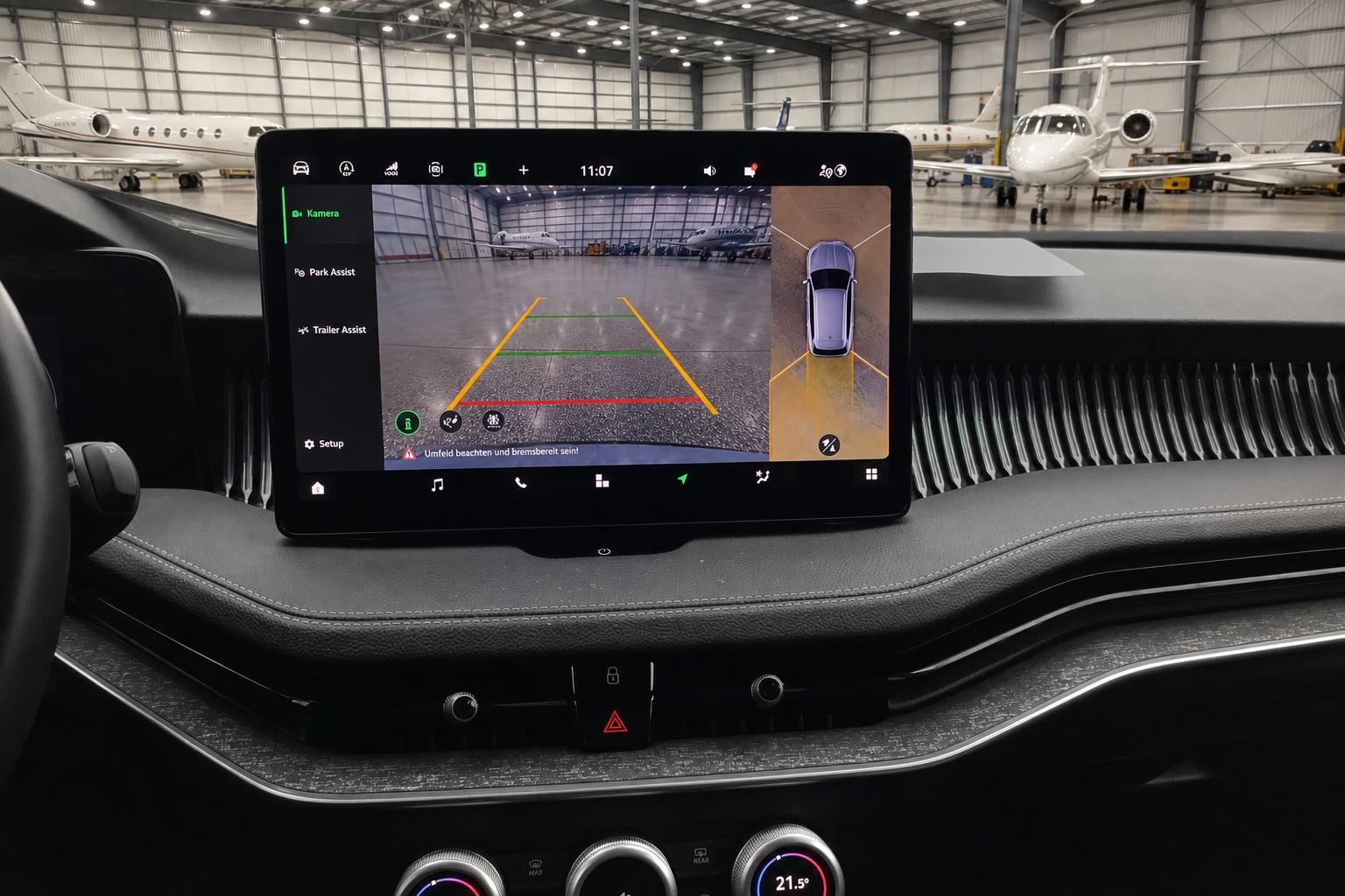 Fahrzeug-Display mit Rückfahrkamera und Einparkassistent im modernen Cockpit