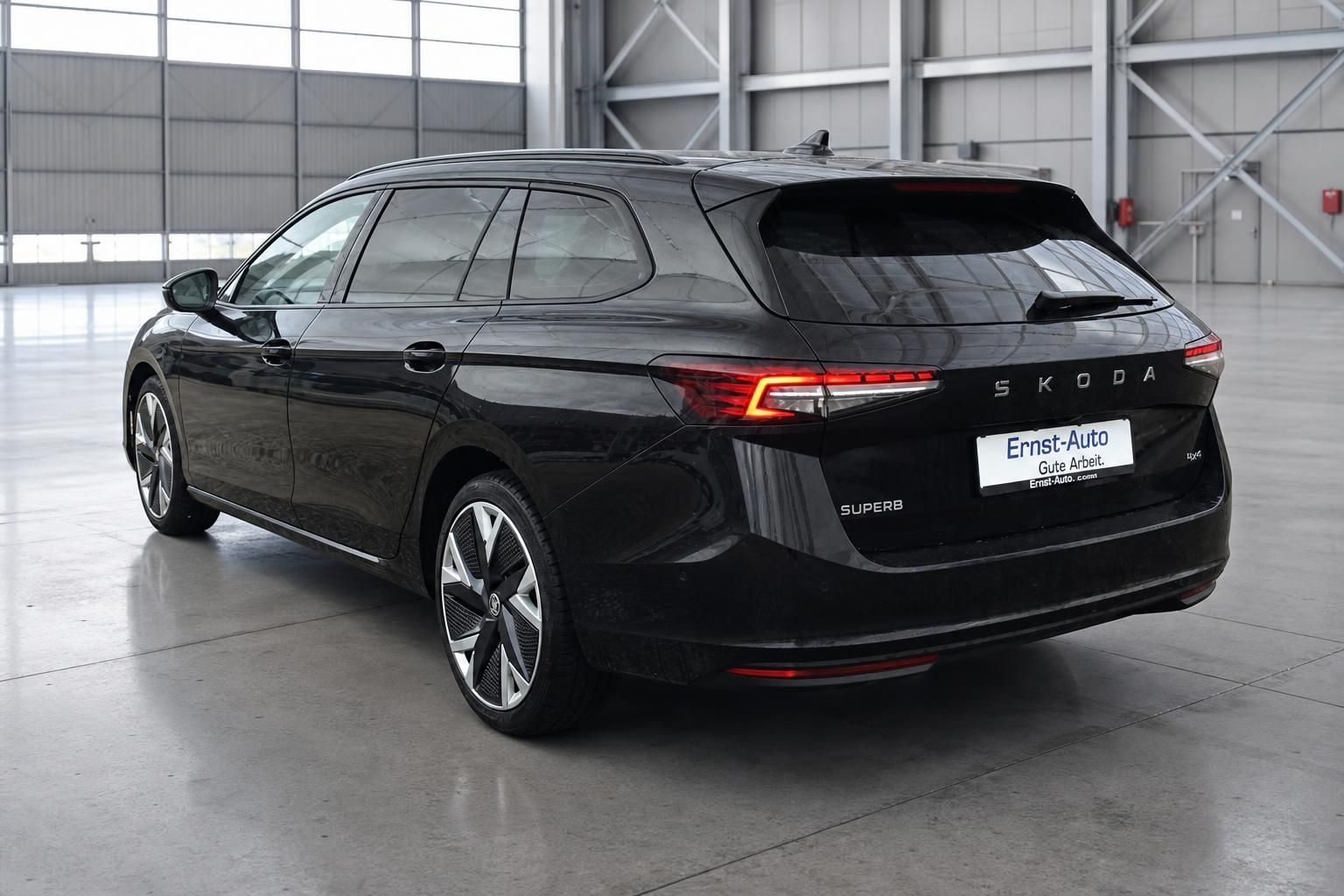 Skoda Superb Kombi in schwarz - Seitenansicht hinten mit modernen LED-Rücklichtern