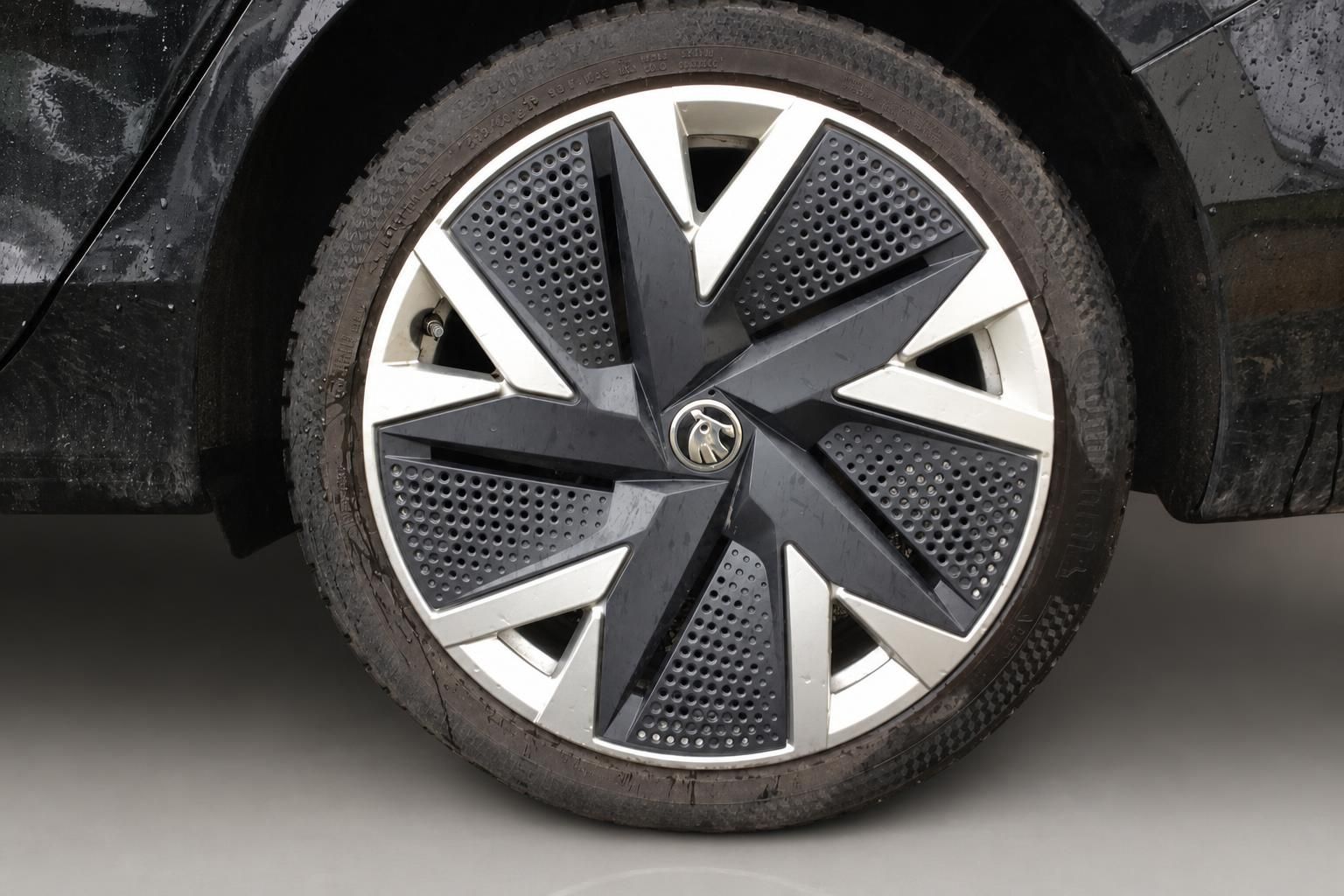 Skoda Felge mit Skoda-Logo - Detailaufnahme des modernen Leichtmetallrads