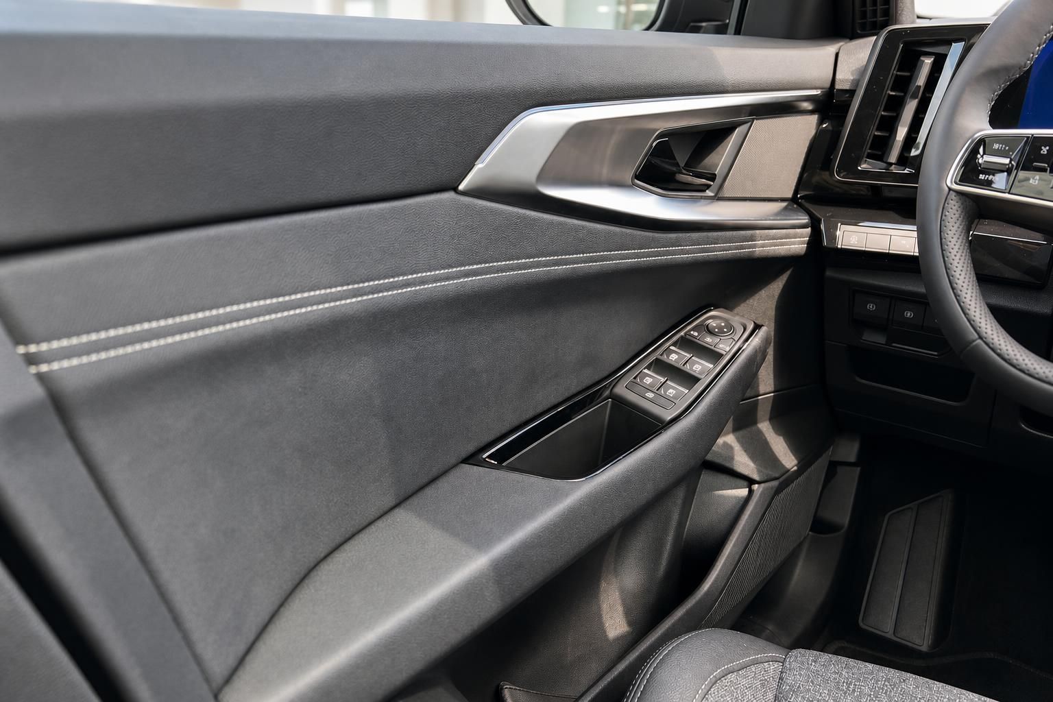 Renault Türverkleidung mit Fensterhebern und Lenkrad Detail