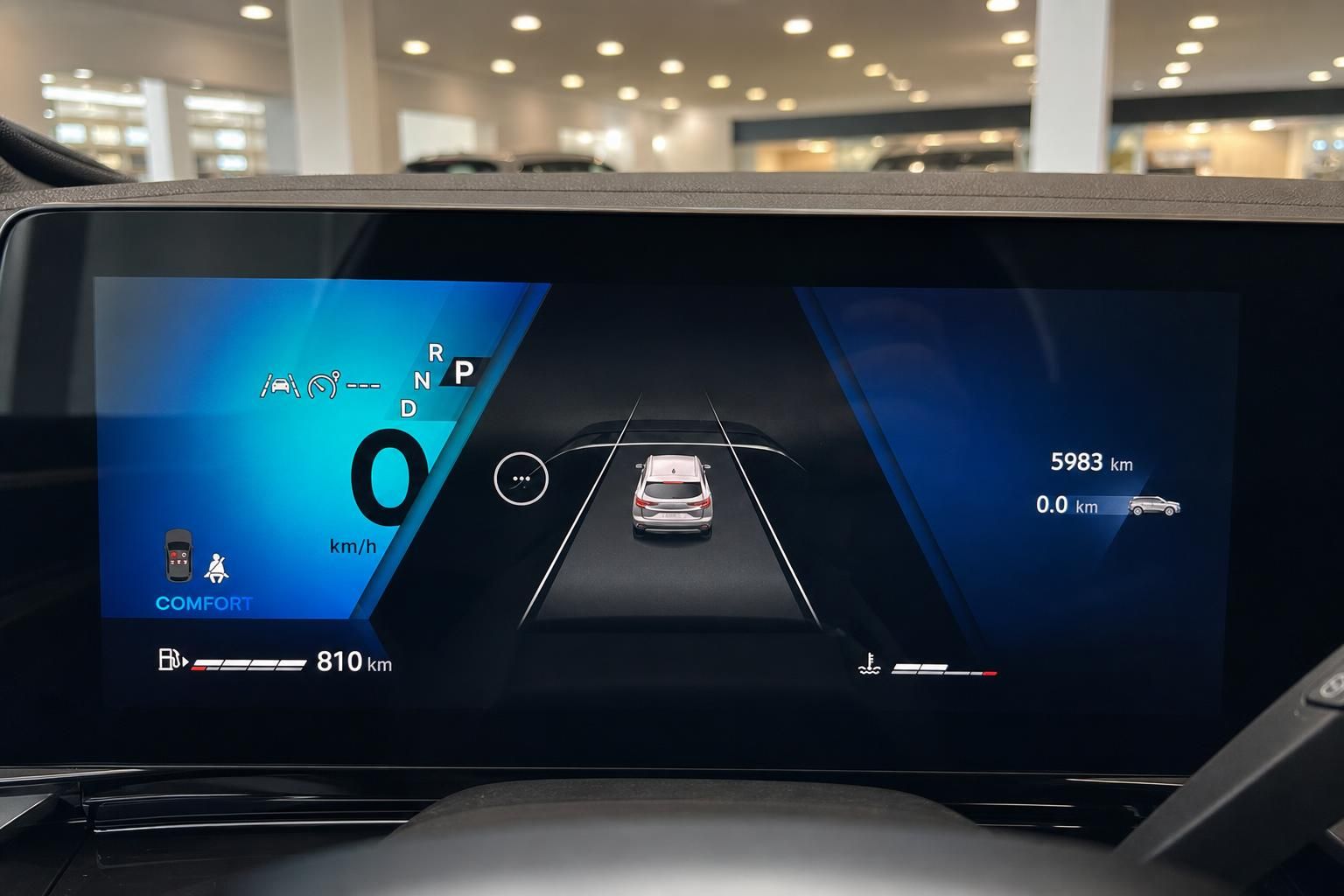 BMW Digitales Cockpit mit Rueckfahrkamera-Anzeige und Kilometerstand