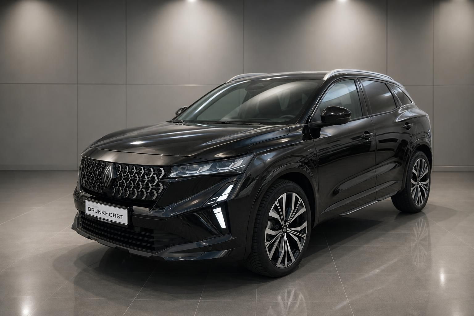 Renault Austral schwarz Seitenansicht SUV mit Leichtmetallfelgen im Showroom