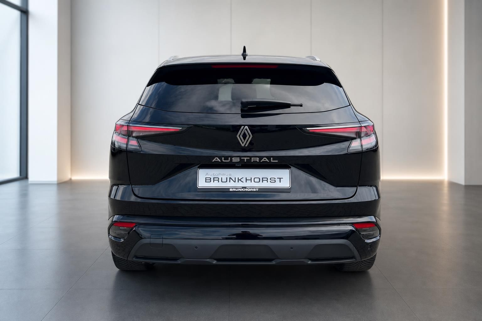 Renault Austral schwarz Heckansicht mit Rücklichtern im Autohaus Brunkhorst