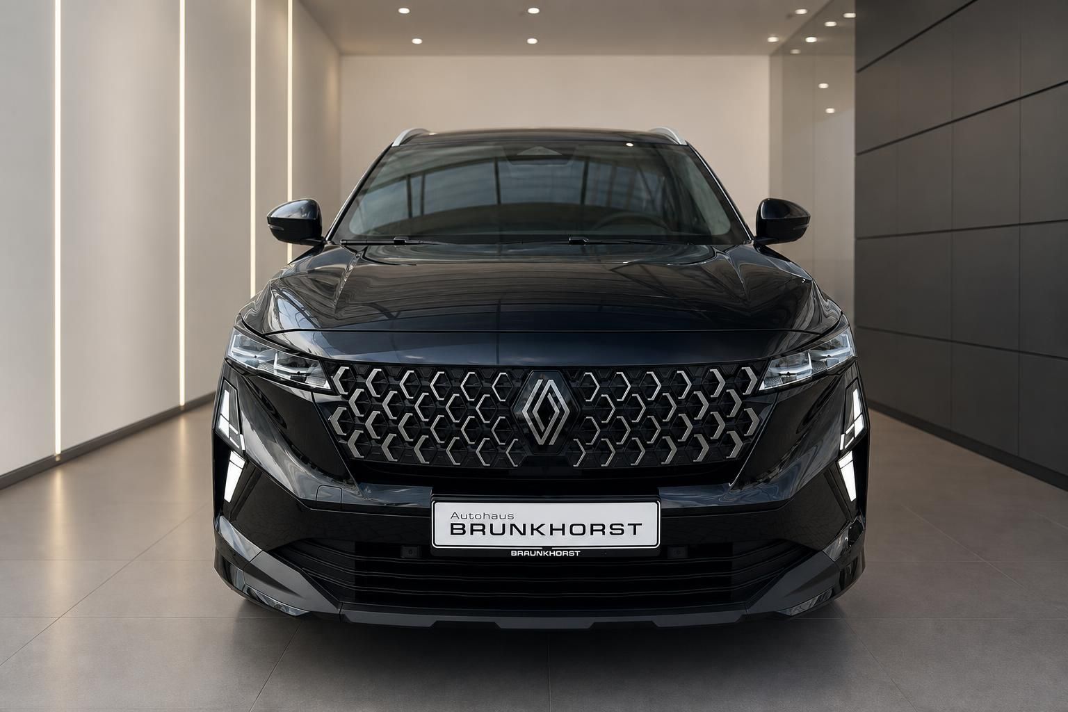 Renault Austral schwarz Frontansicht mit Kühlergrill im Autohaus Brunkhorst