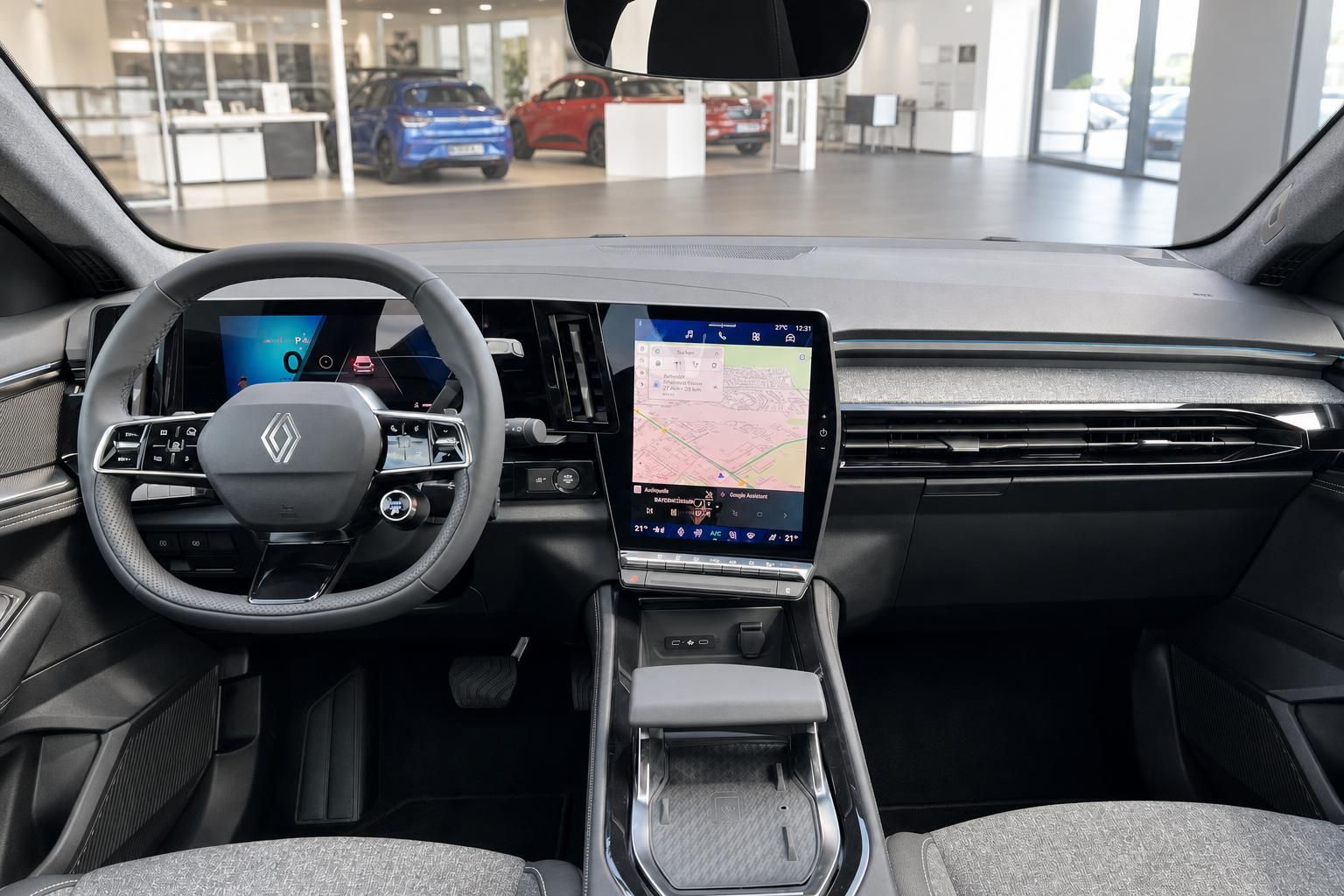 Renault Austral Cockpit mit Lenkrad und Touchscreen Navigation im Autohaus