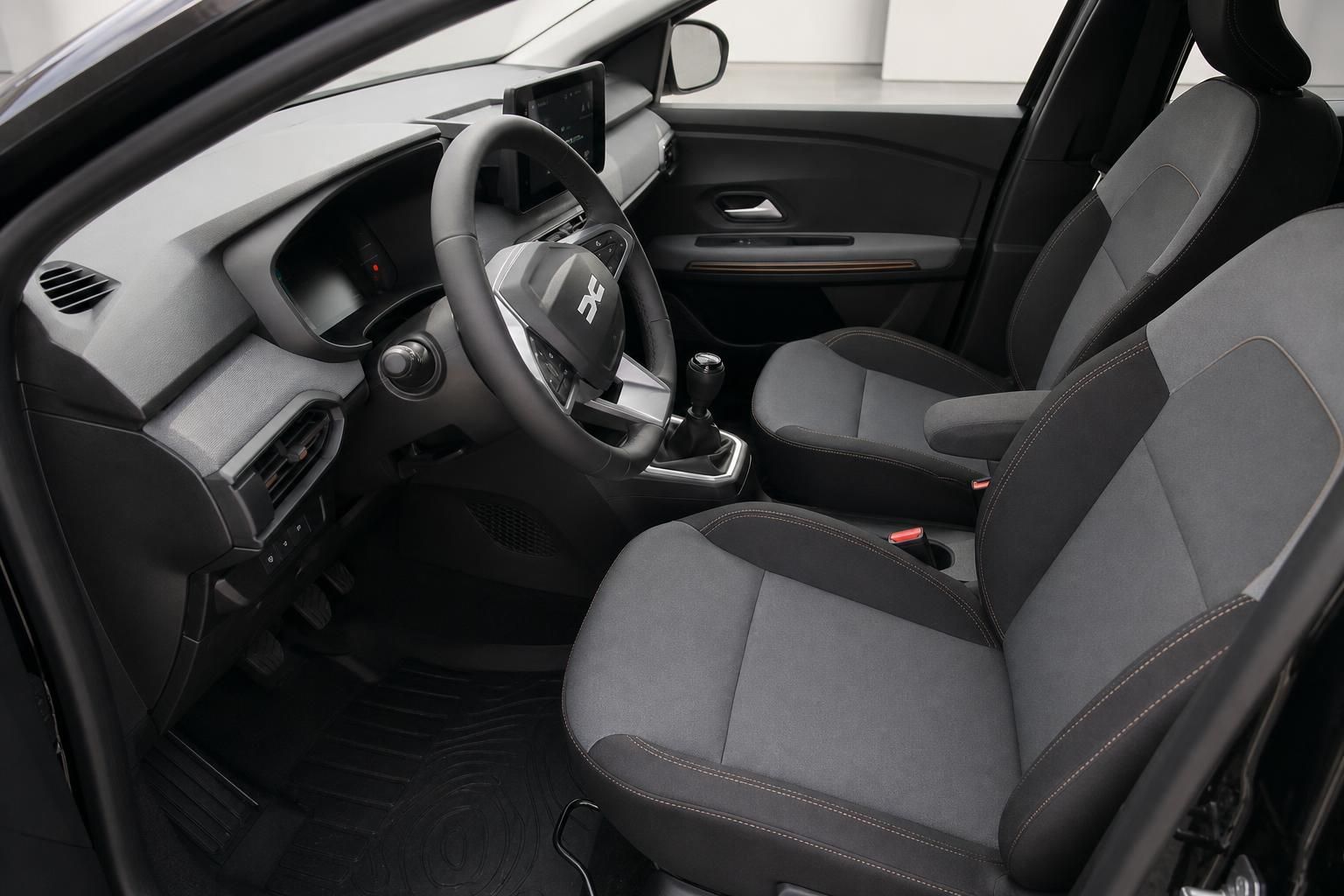 Dacia Sandero Stepway Innenraum Fahrerseite mit Lenkrad Cockpit und Vordersitze