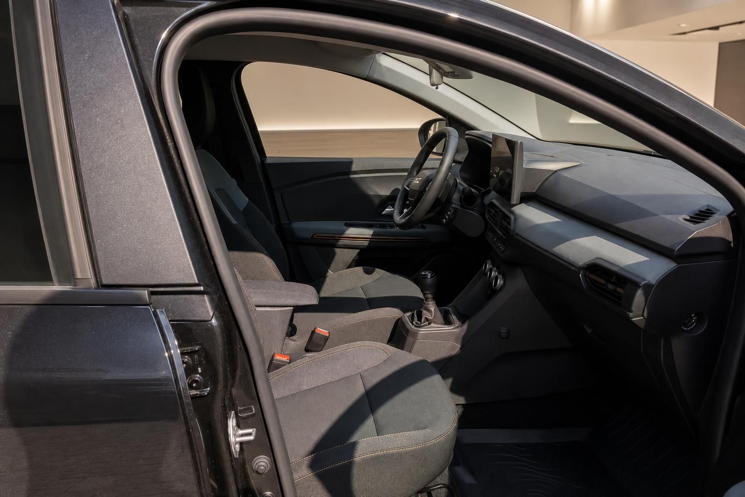 Dacia Sandero Stepway Innenraum Beifahrerseite mit geöffneter Tür Sitze und Armaturenbrett