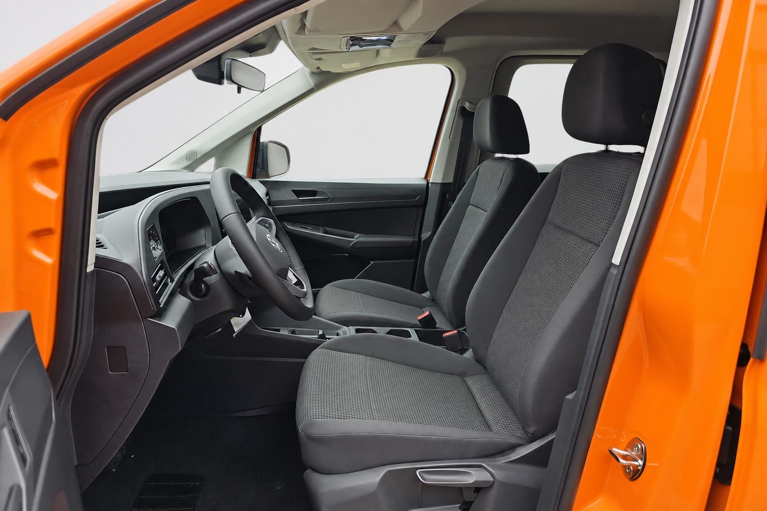 VW Caddy Innenraum mit Blick auf Vordersitze und Cockpit durch offene Tür