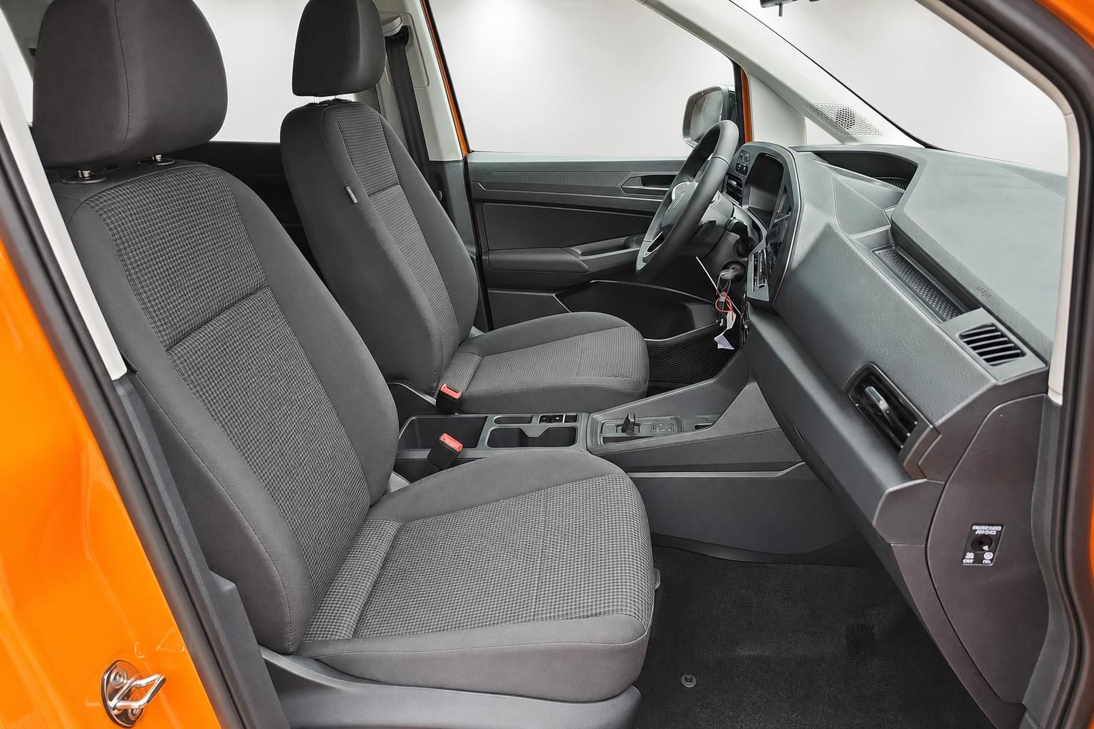 VW Caddy Innenraum, Vordersitze und Armaturenbrett aus Beifahrerperspektive