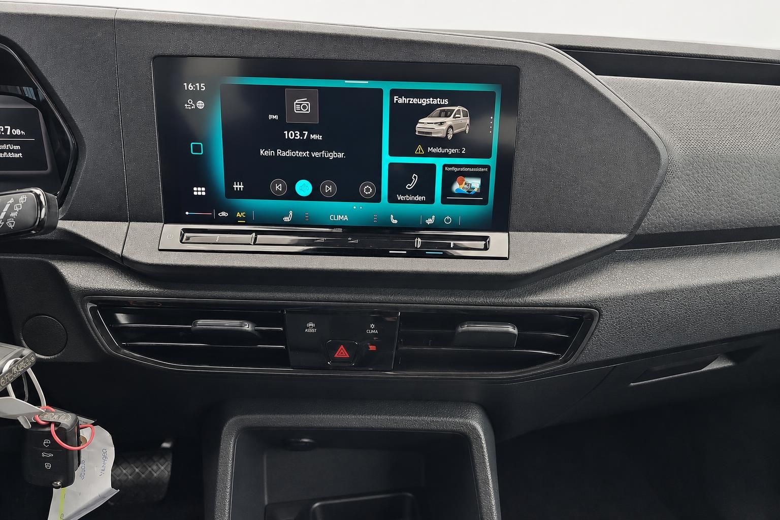 VW Caddy Infotainmentsystem mit Radio und Fahrzeugstatus-Anzeige im Detail
