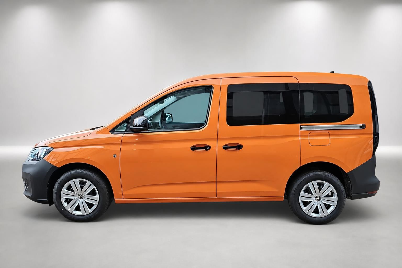 VW Caddy in Orange, Seitenansicht im Fotostudio