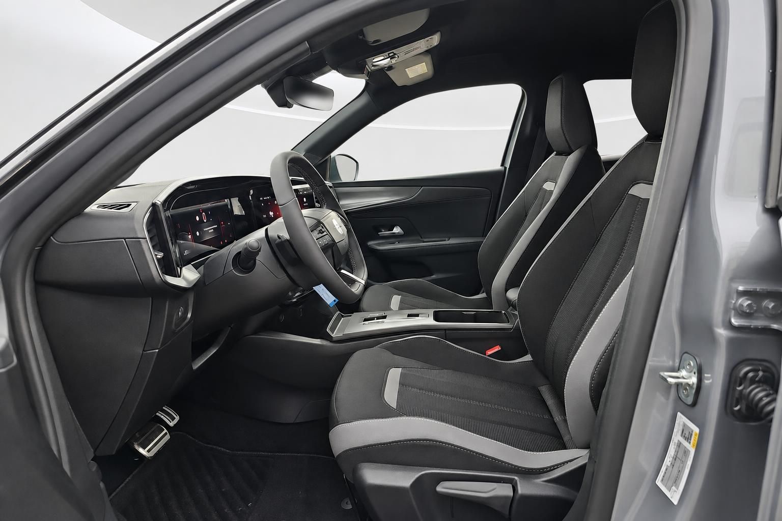 Opel Mokka Innenraum mit Sportsitzen und Cockpit