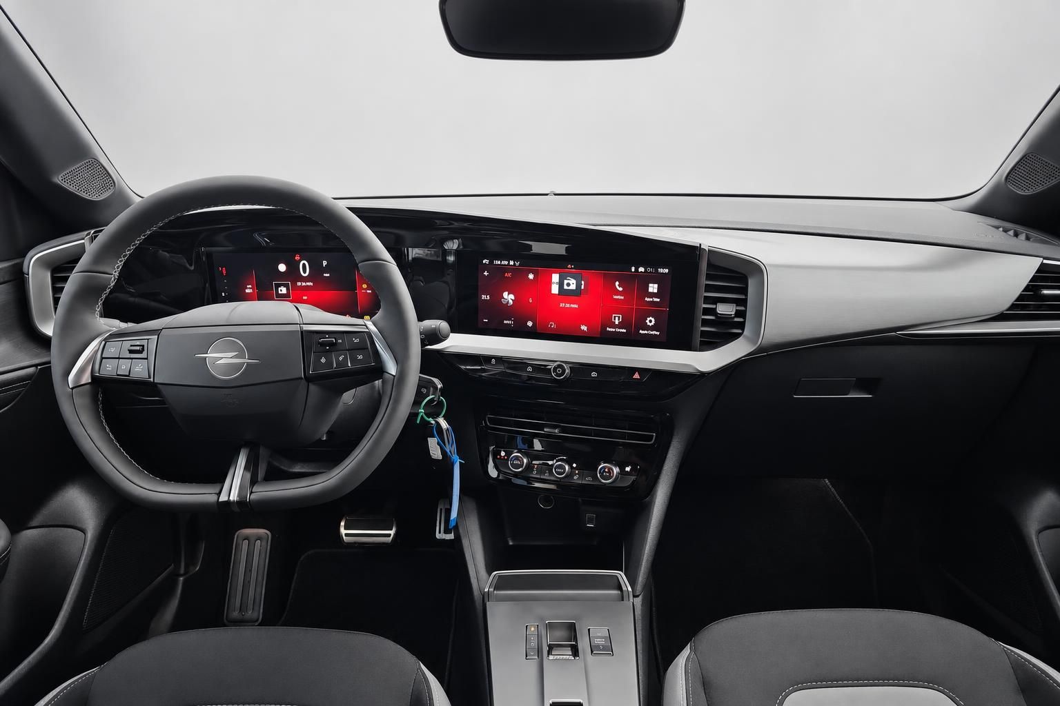 Opel Mokka Cockpit mit Lenkrad und Digitaldisplay