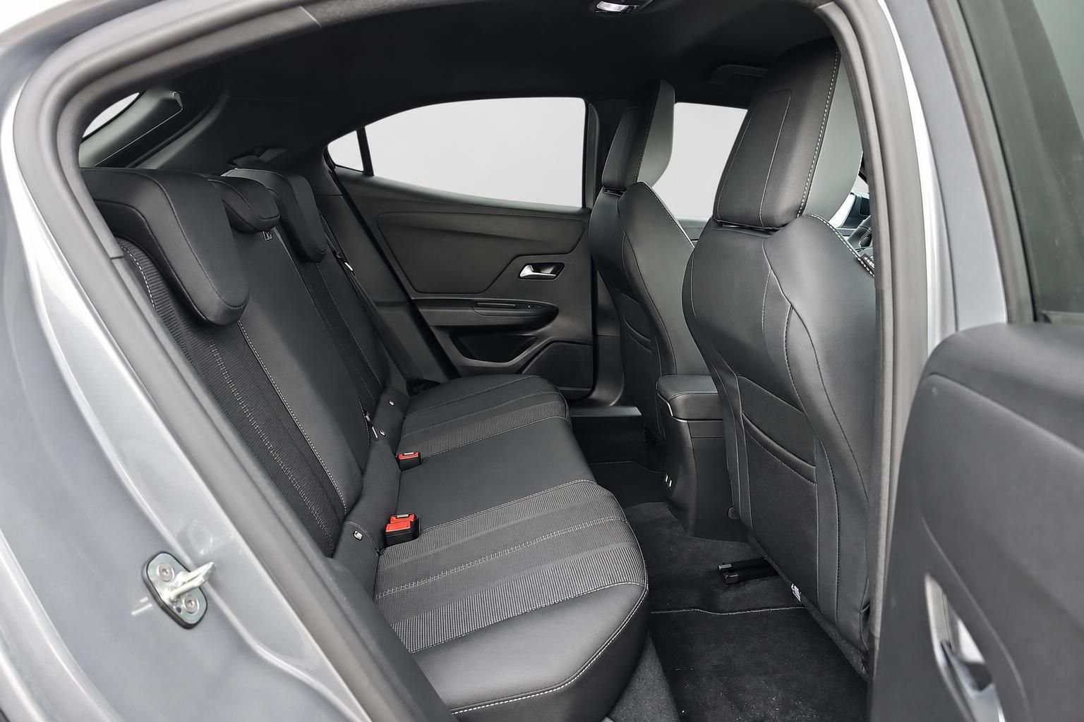 Opel Mokka Innenraum Rücksitze mit schwarzem Leder