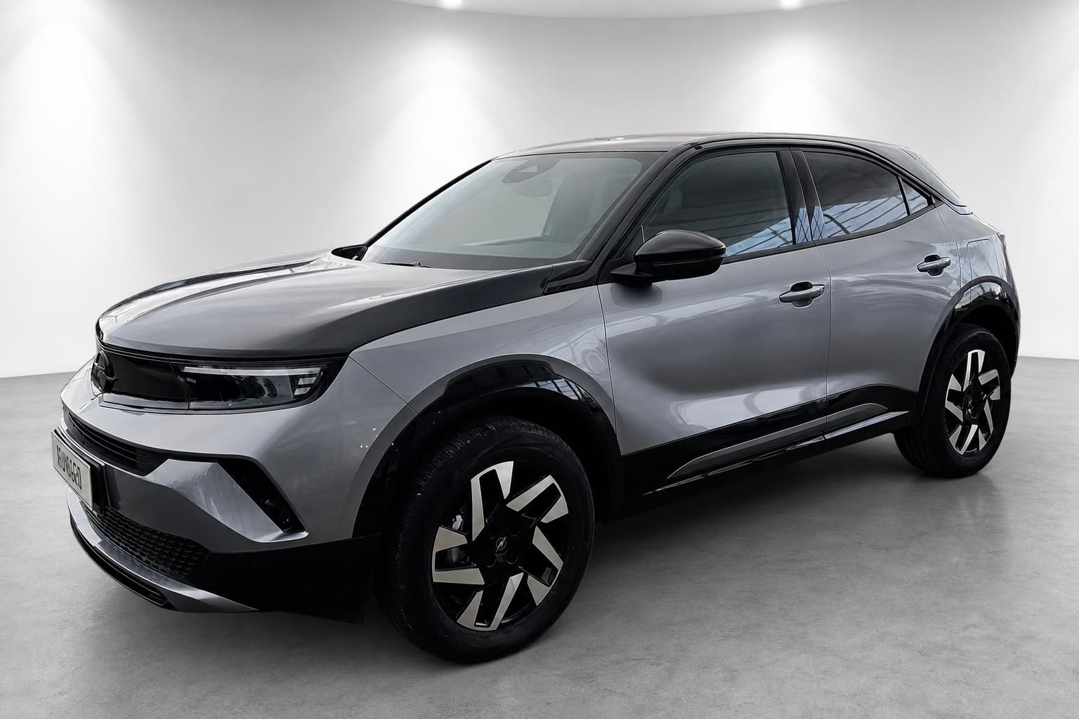 Opel Mokka grau, Frontansicht schraeg mit Leichtmetallfelgen im Studio