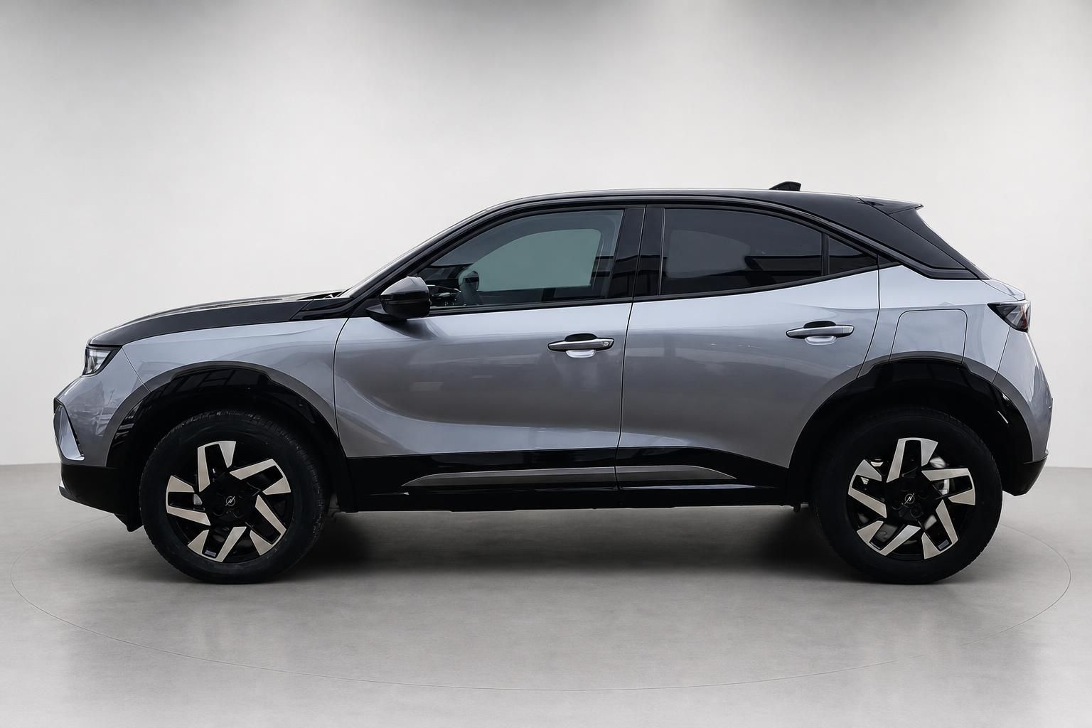 Opel Mokka Seitenansicht in Grau mit zweifarbigem Design im Studio