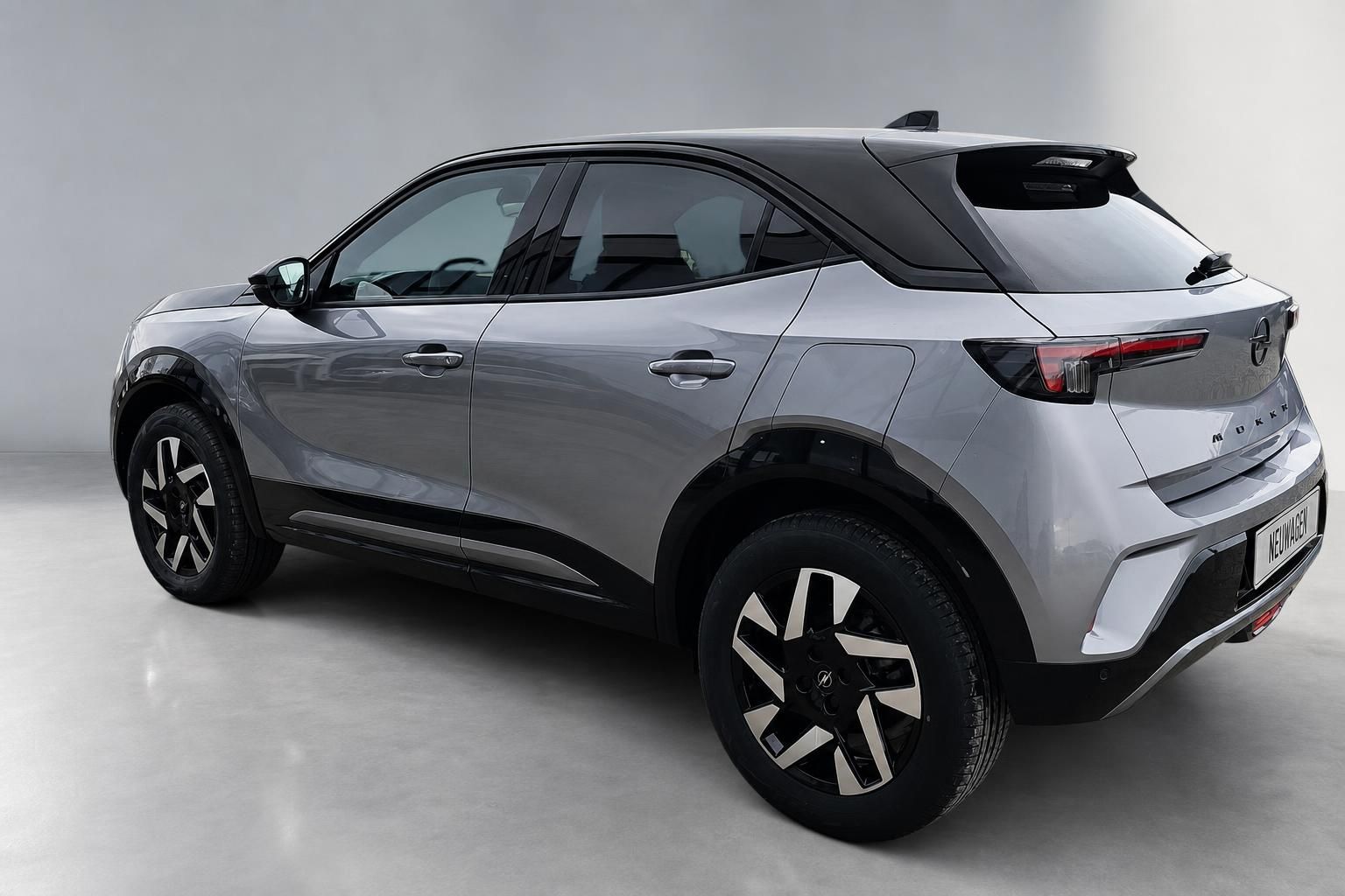 Opel Mokka in Grau, Heckansicht mit schwarzem Kontrastdach im Studio