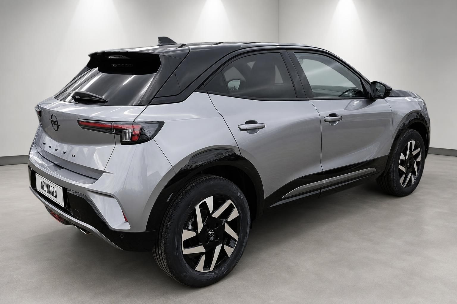 Opel Mokka silber Heckansicht seitlich im Autohaus