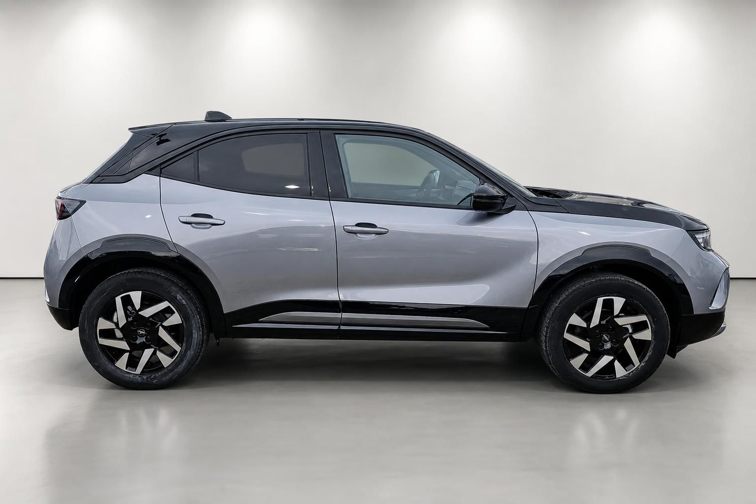 Opel Mokka in Silber-Schwarz, Seitenansicht im Studio