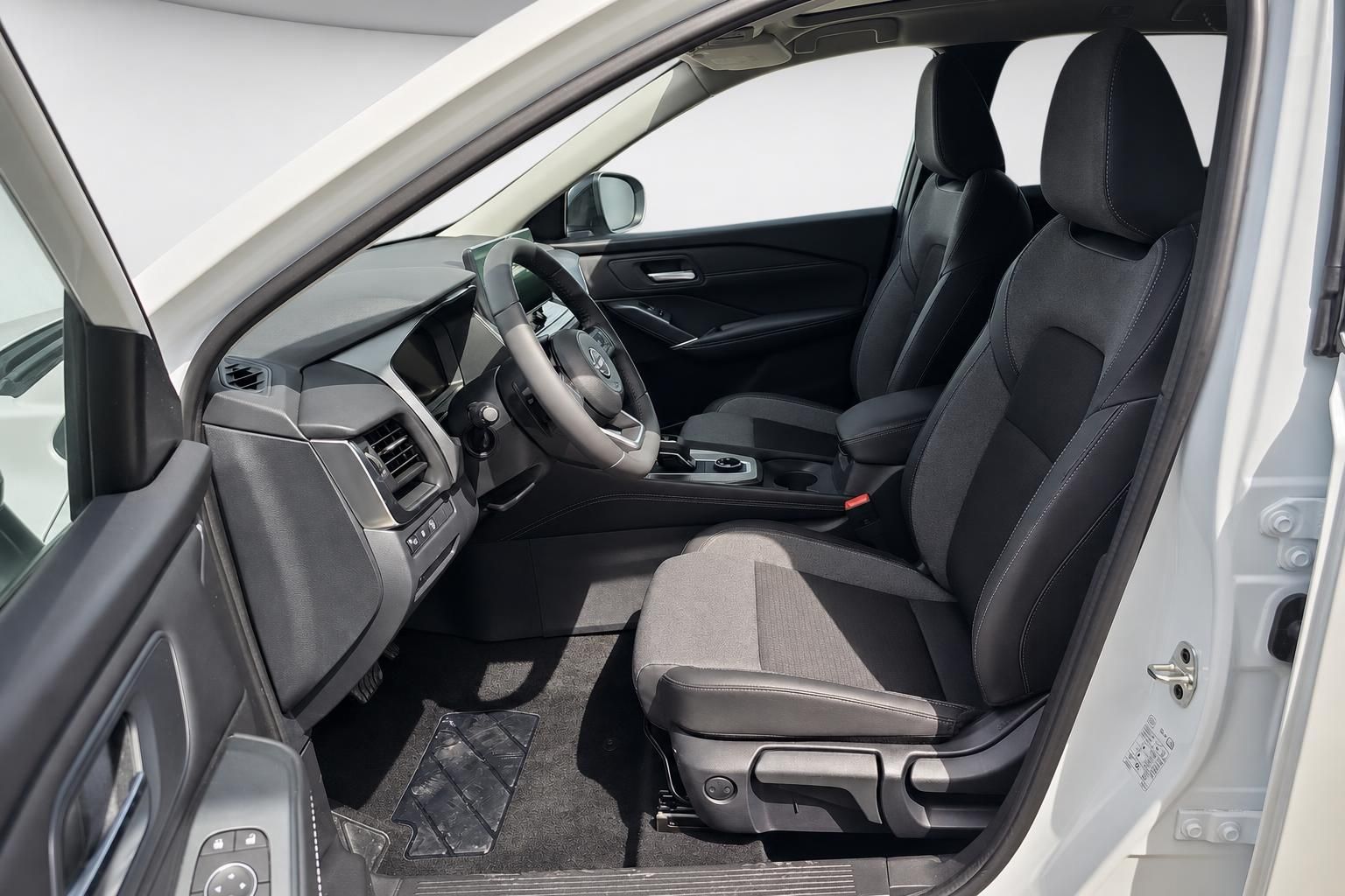 Nissan Innenraum Vordersitze schwarz mit Blick auf Cockpit und Lenkrad