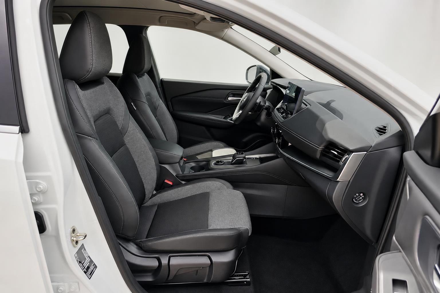 Nissan Interieur Fahrersitz und Armaturenbrett Detailansicht
