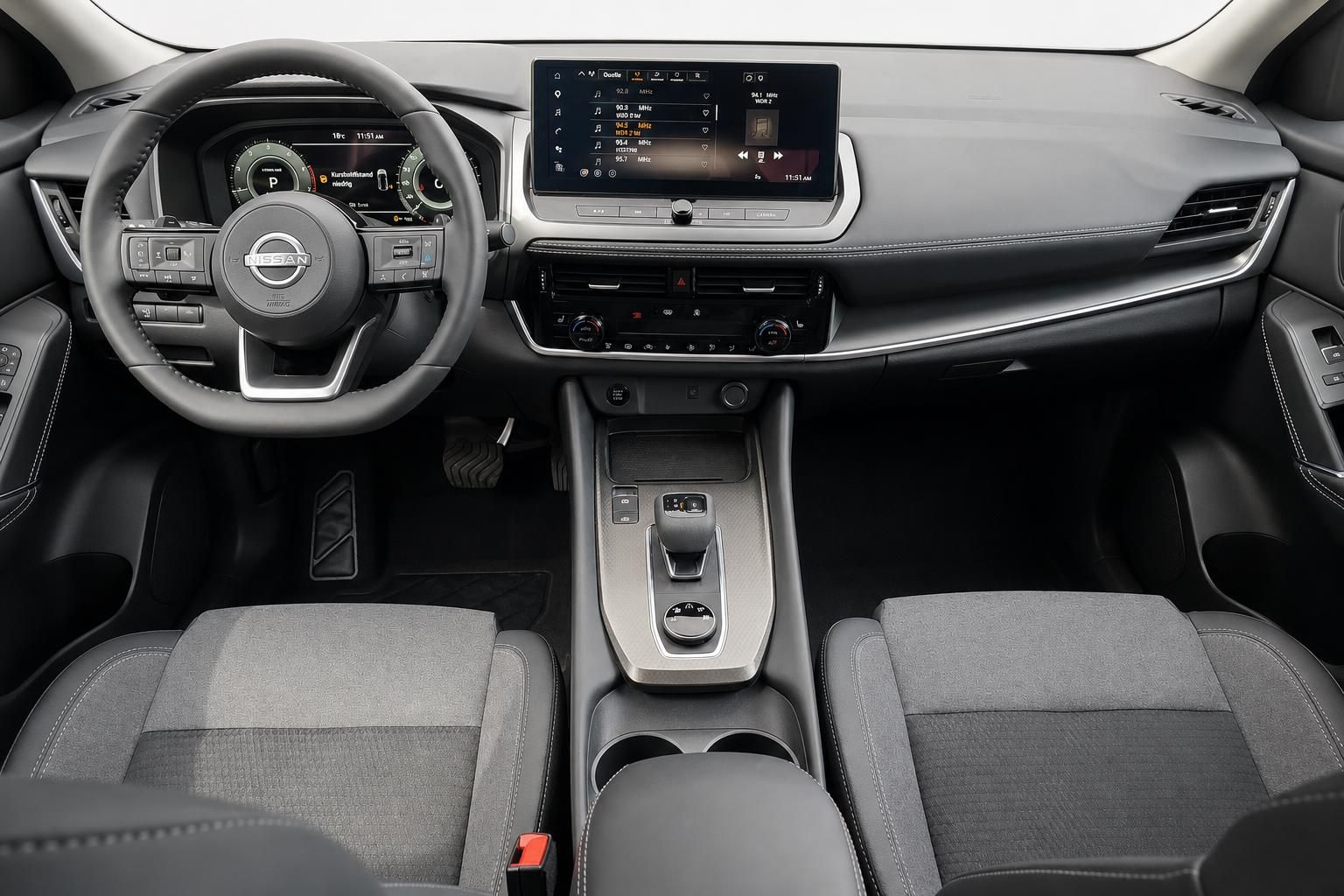 Nissan Cockpit mit digitalem Display, Lenkrad und Mittelkonsole