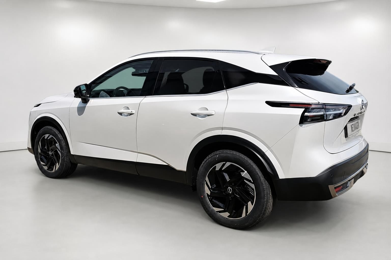Nissan Qashqai weiß SUV Heckansicht seitlich Neuwagen