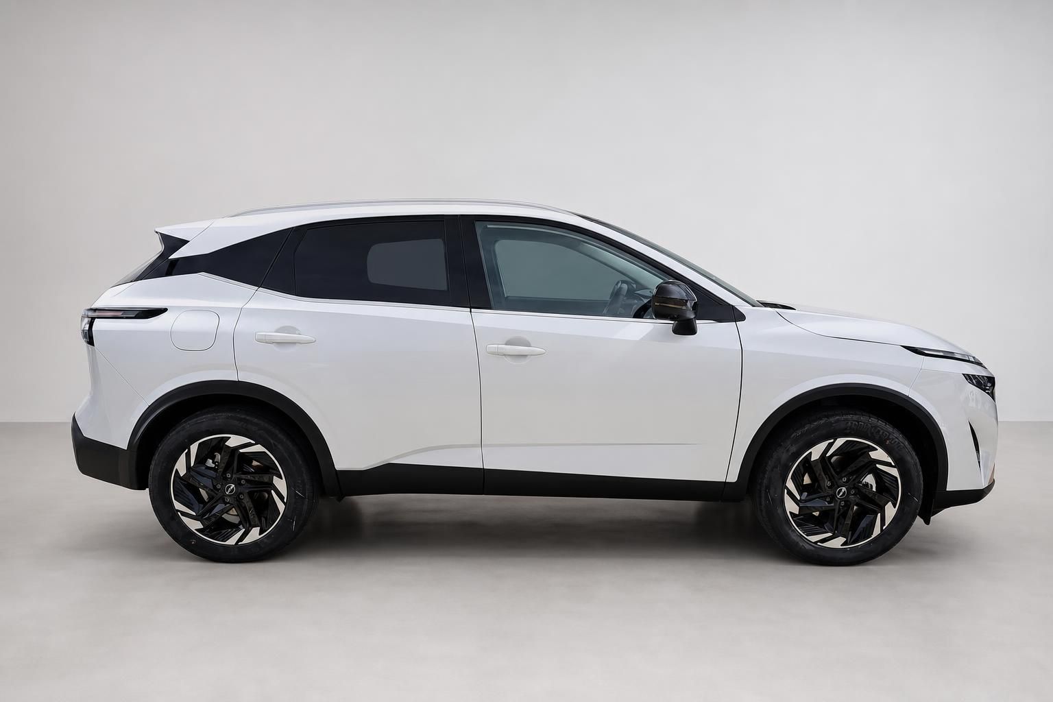 Nissan Qashqai weiß Seitenansicht SUV Neuwagen