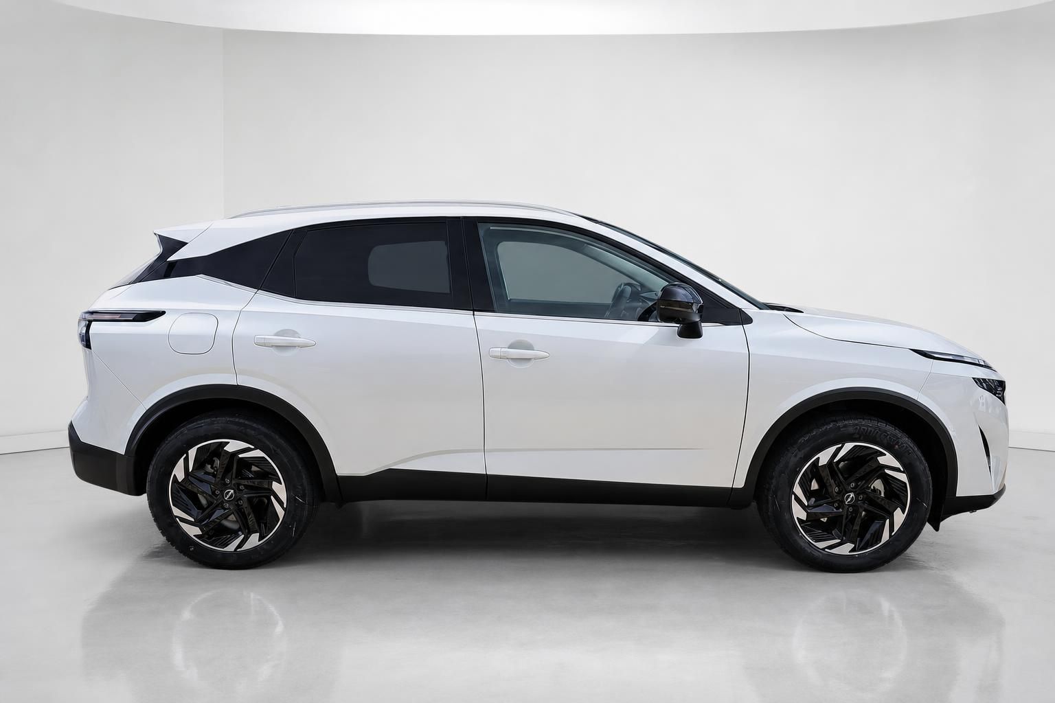 Nissan Qashqai weiß Seitenansicht SUV Neuwagen Studio