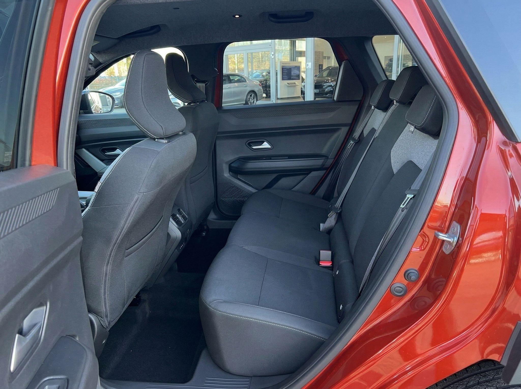 Rücksitzbank mit schwarzer Polsterung in rotem Fahrzeug-Innenraum