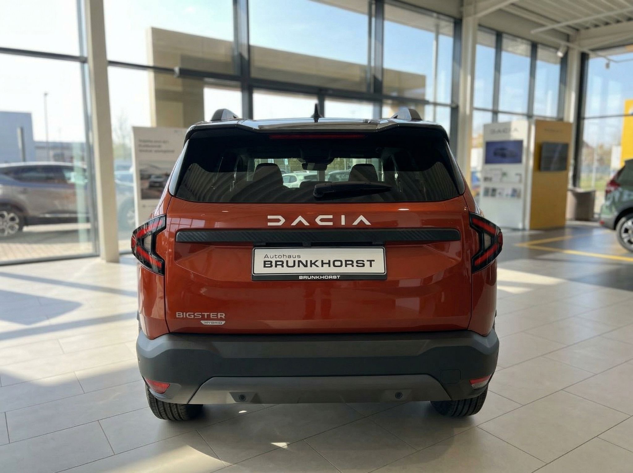 Roter Dacia Bigster SUV Heckansicht im Autohaus - moderne LED-Rücklichter und BIGSTER Schriftzug sichtbar