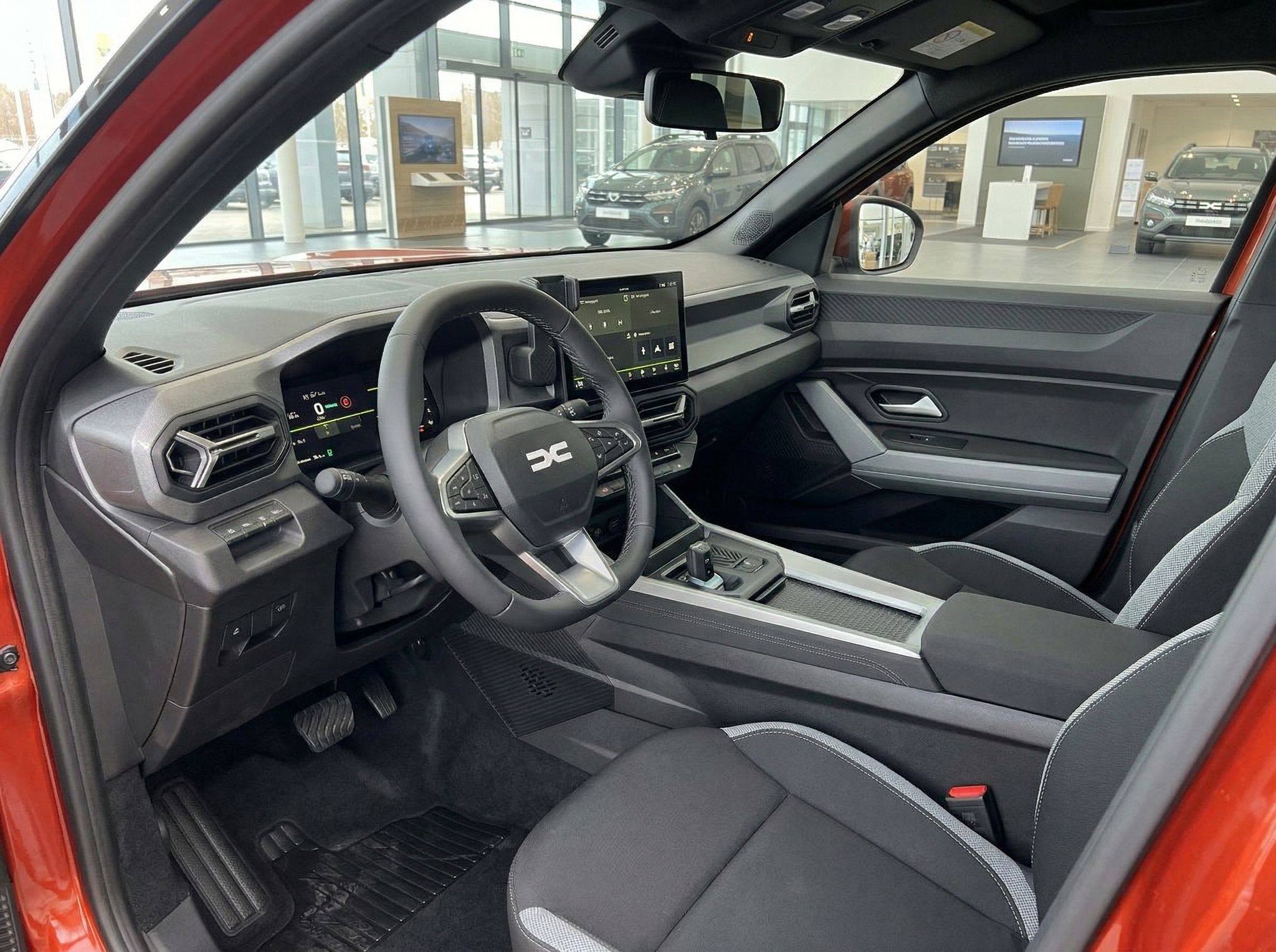 Dacia Bigster Innenraum mit schwarzen Sportsitzen, digitalem Cockpit und modernem Touchscreen-Display