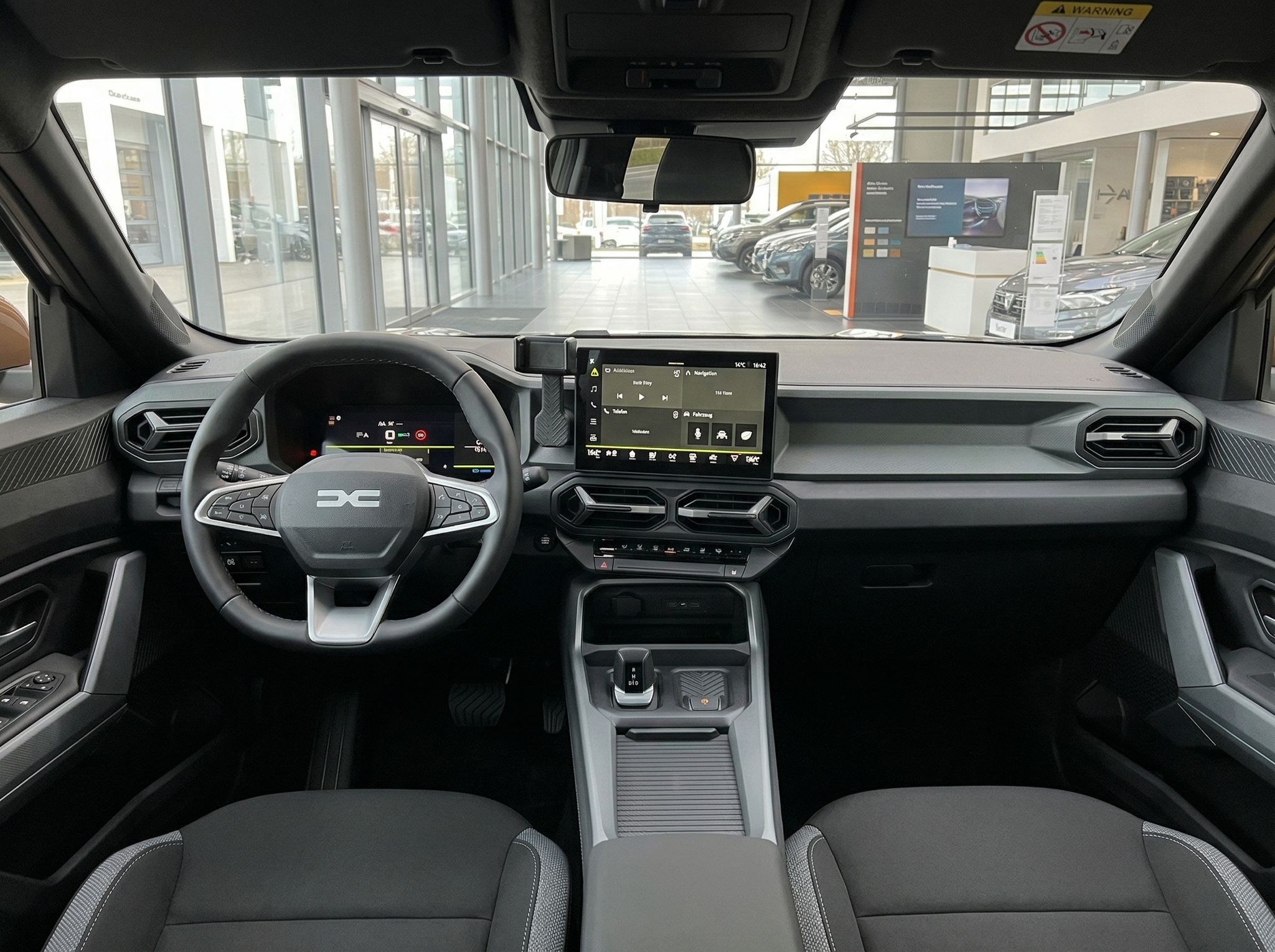 Moderner Fahrzeug-Innenraum mit digitalem Cockpit und Touchscreen-Display