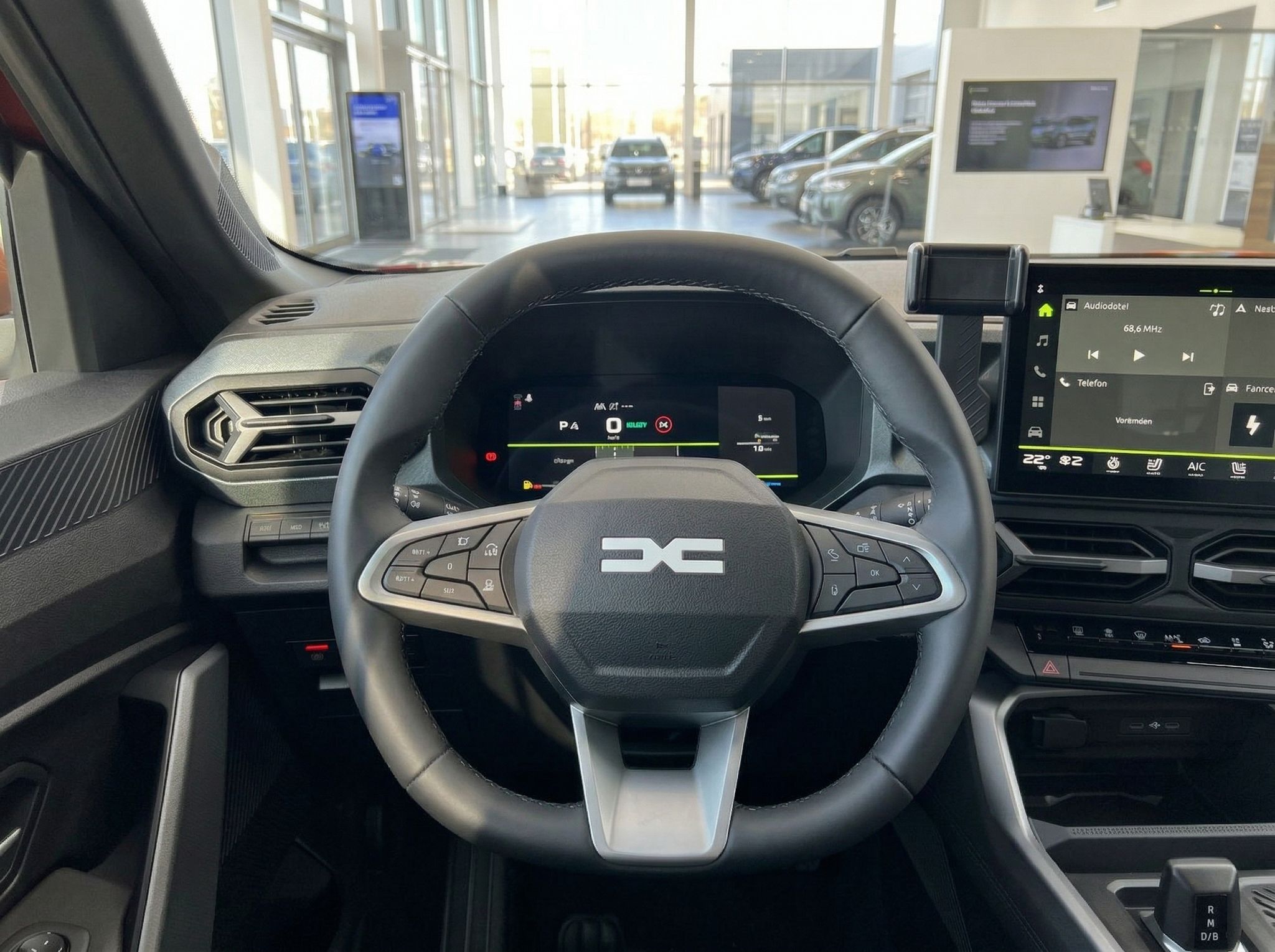 Detailansicht Lenkrad und digitales Armaturenbrett im Fahrzeug-Innenraum