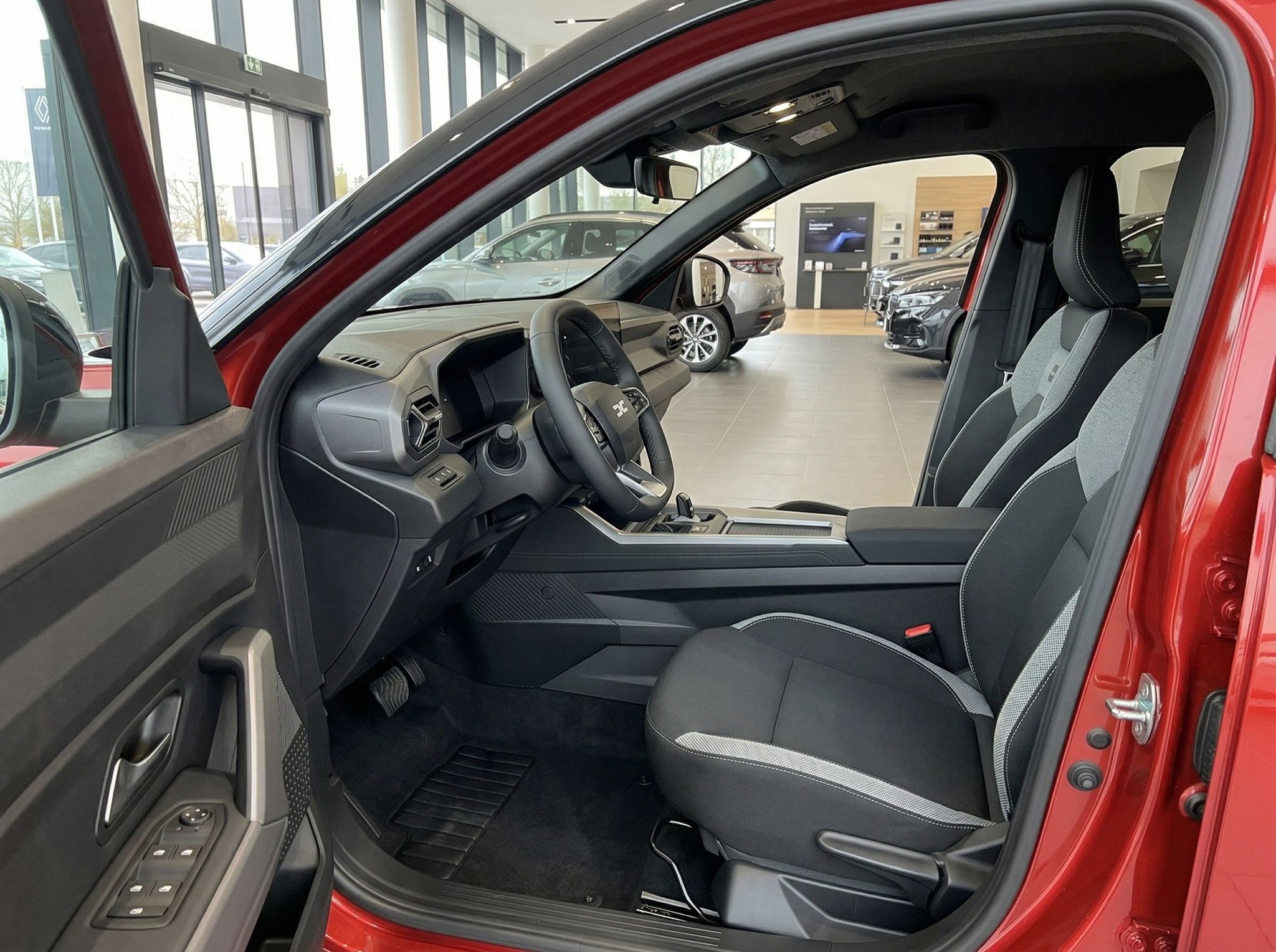 Rotes Fahrzeug Innenraum mit schwarzer Ausstattung und Sportsitzen