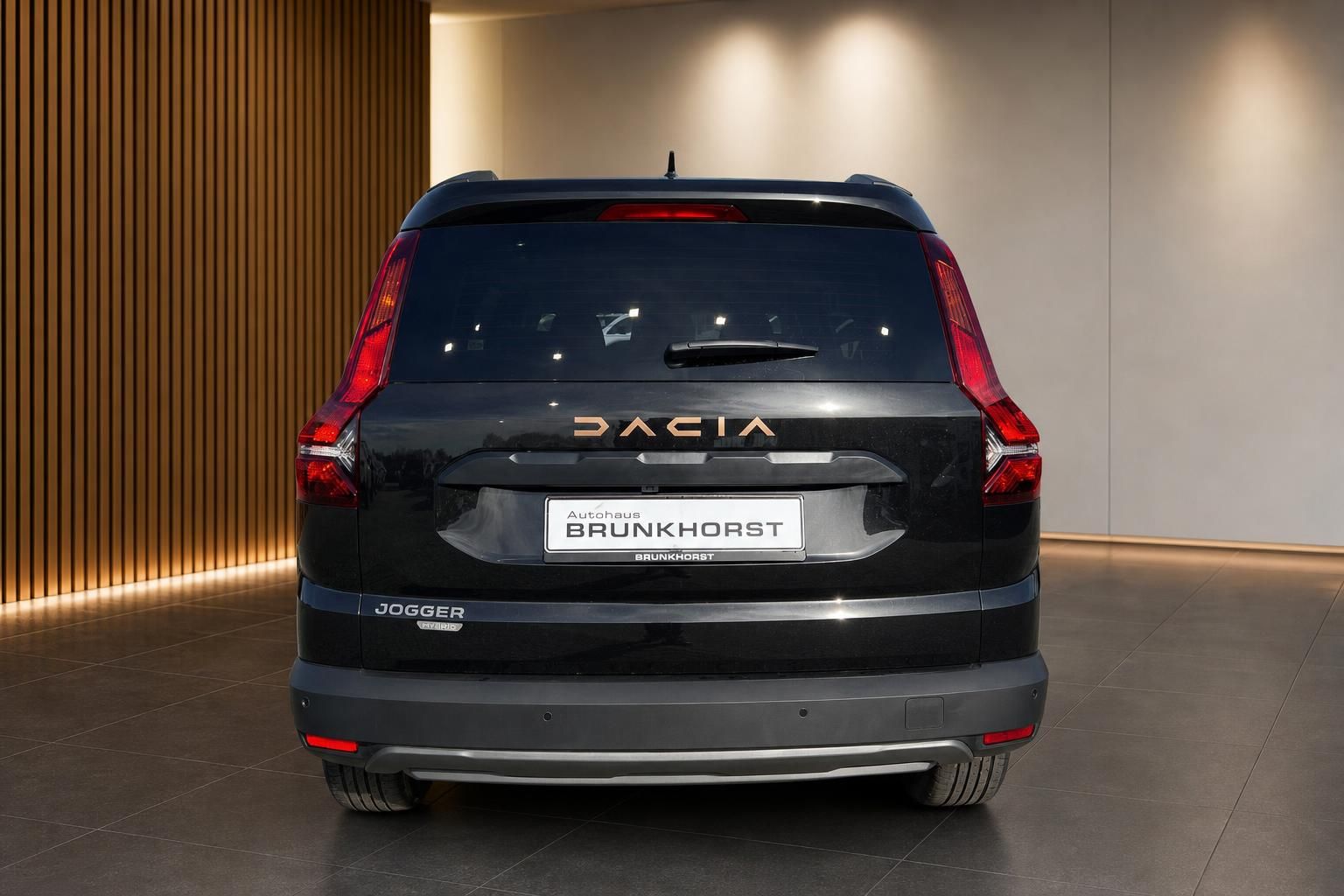 Dacia Jogger Heckansicht in Schwarz im Autohaus Showroom mit LED-Rückleuchten