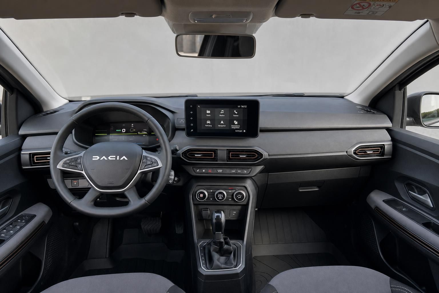 Dacia Fahrzeug Armaturenbrett mit Touchscreen, Lenkrad und Klimaanlage in grauem Innendesign