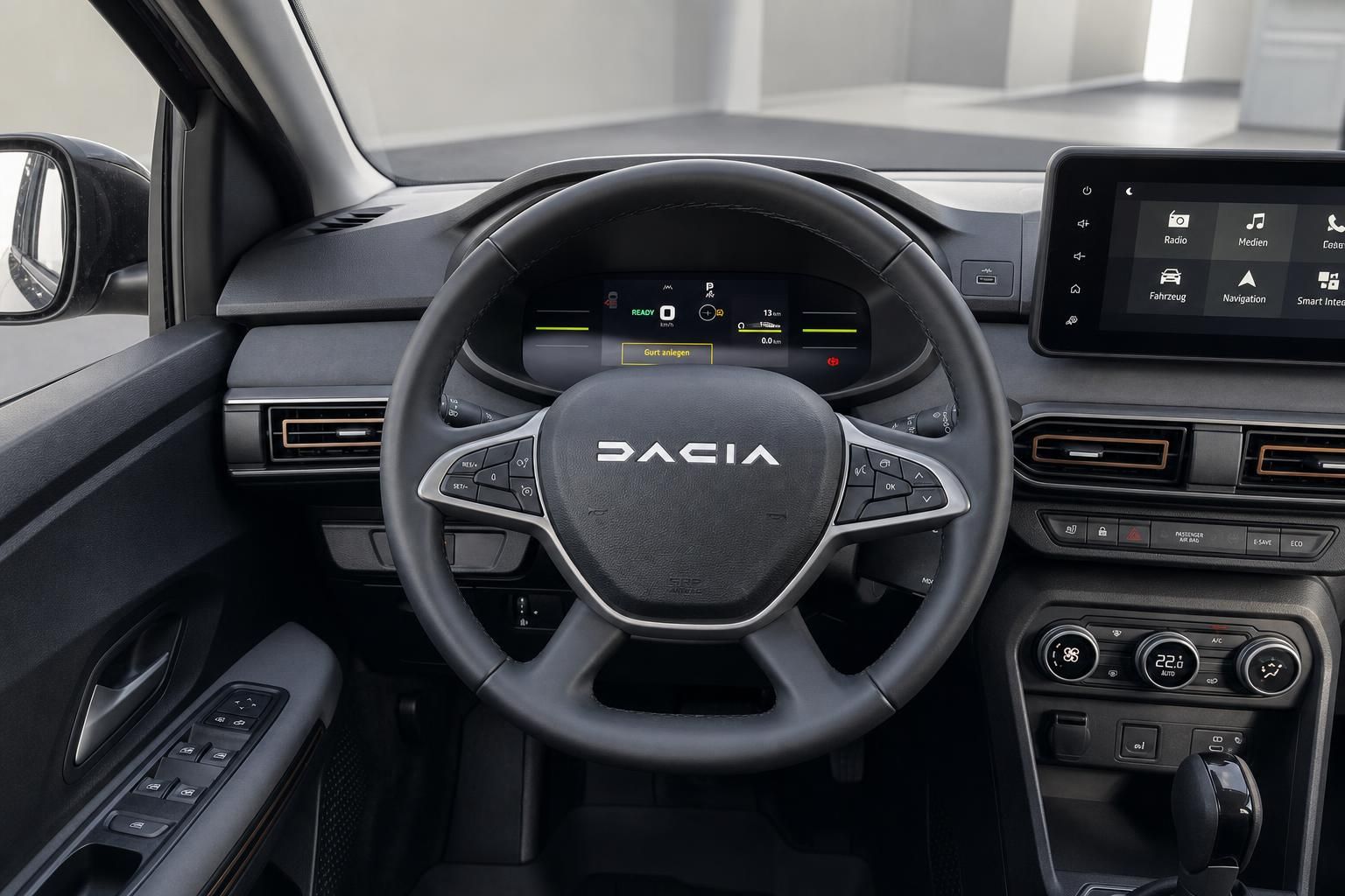 Dacia Innenraum mit modernem Lenkrad und digitalen Instrumenten in dunklem Design