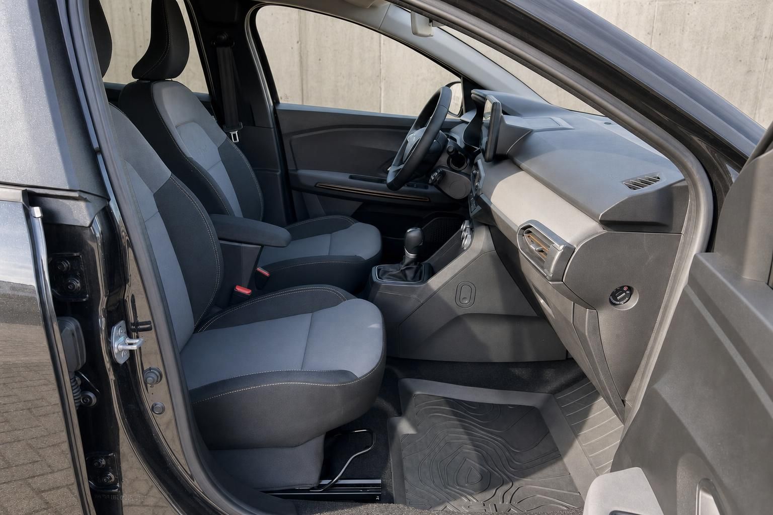 Dacia Innenraum Beifahrerseite mit Sitzausstattung und Armaturenbrett-Details