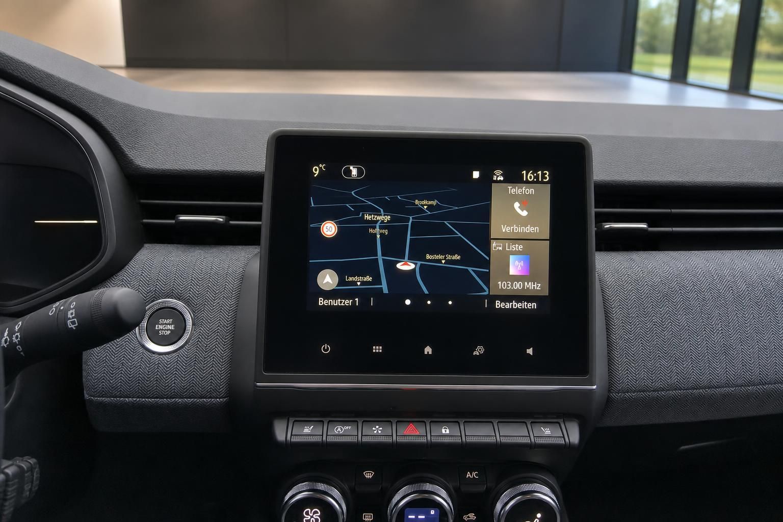 Fahrzeug Infotainment System Touchscreen Display mit Navigation und Klimaanlage Bedienfeld