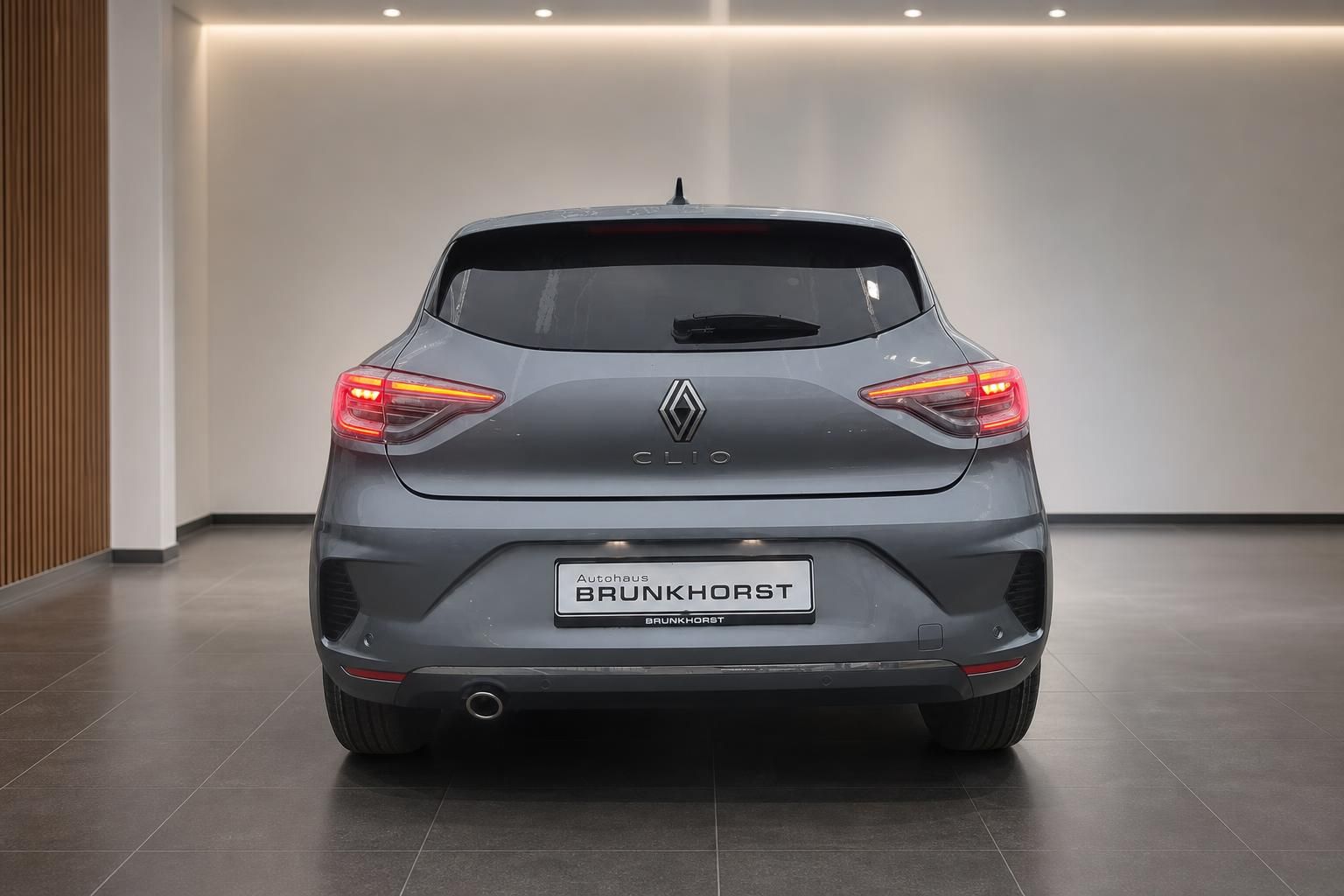 Renault Clio grau metallic - Heckansicht mit LED-Rückleuchten und Autohaus Brunkhorst Kennzeichen