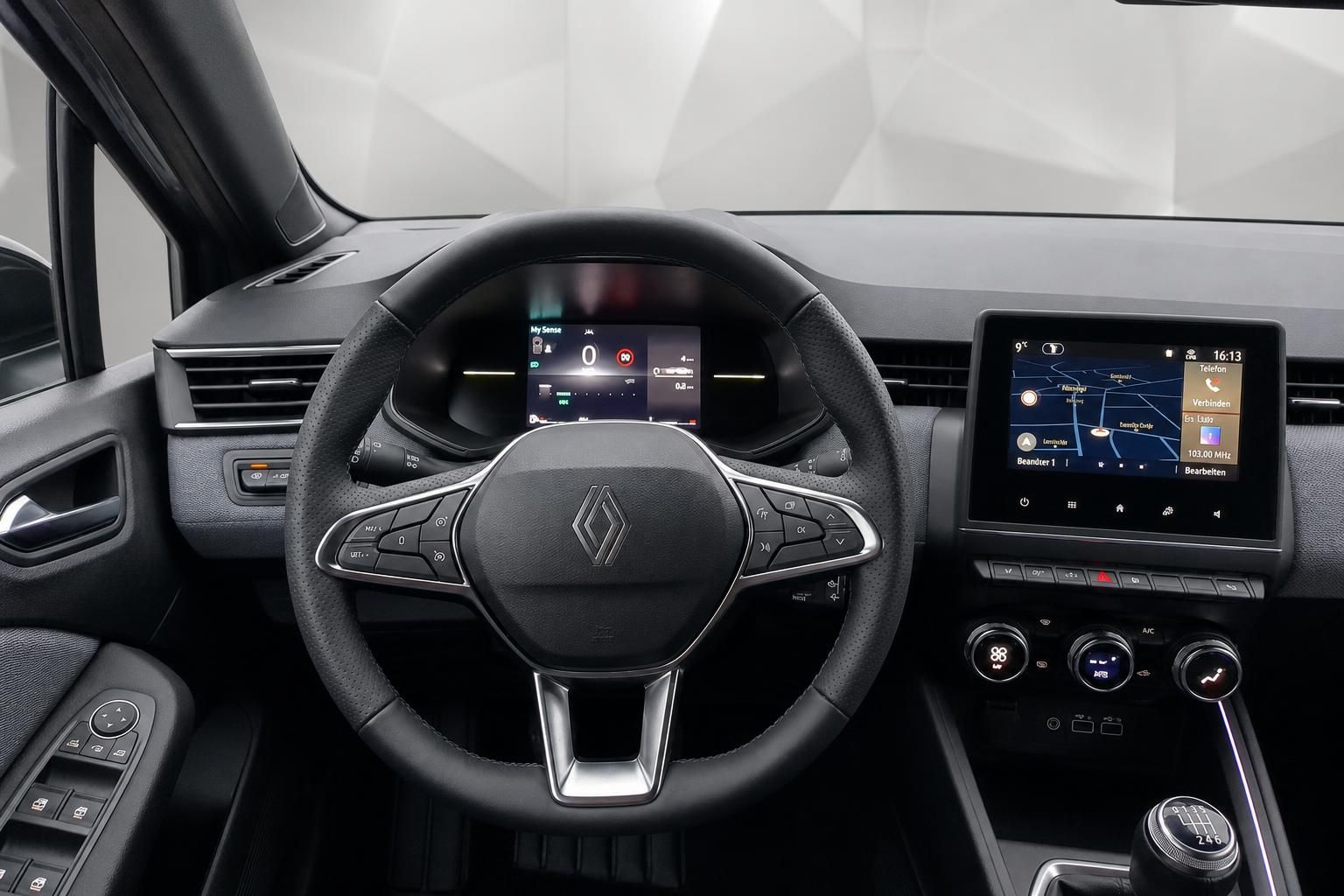 Renault Fahrzeug Innenraum Dashboard mit digitalem Kombiinstrument und Touchscreen Display