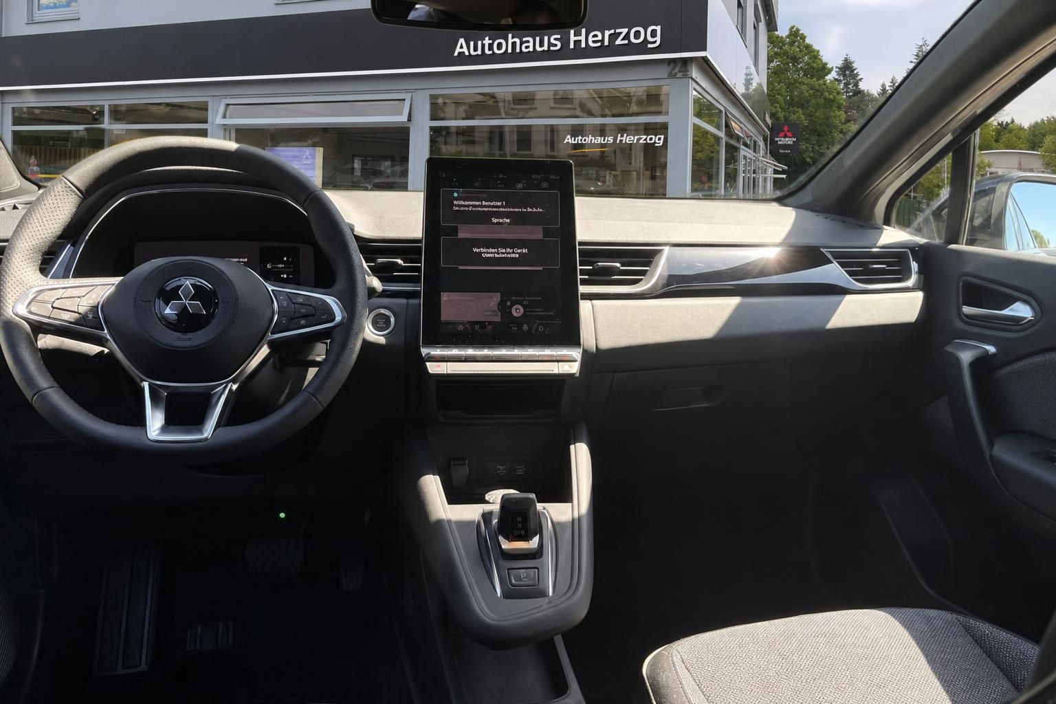 Mitsubishi Innenraum Armaturenbrett mit großem Touchscreen und Lenkrad
