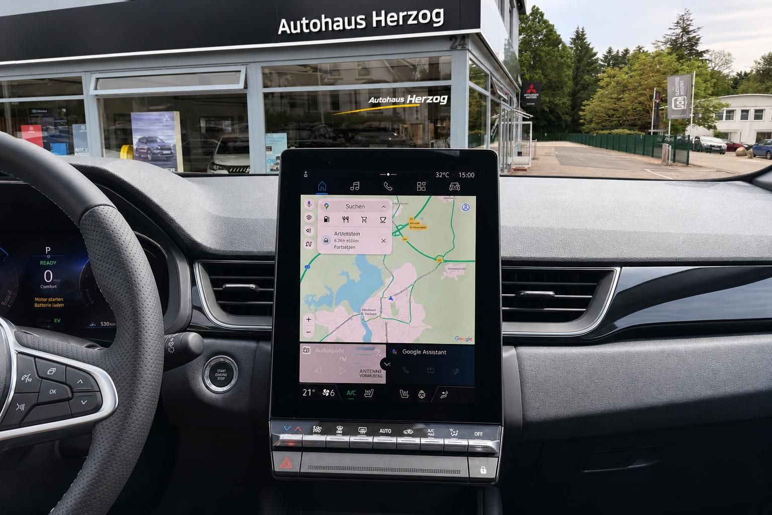 Mitsubishi ASX Innenraum Infotainment-Touchscreen mit Navigationskarte und Klimabedienung