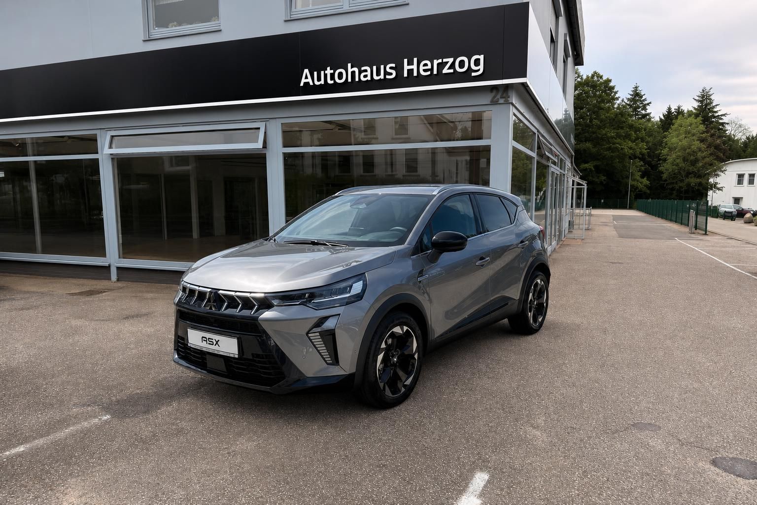 Mitsubishi ASX grau Frontansicht schräg links vor Autohaus Herzog – Kompakt-SUV Neufahrzeug