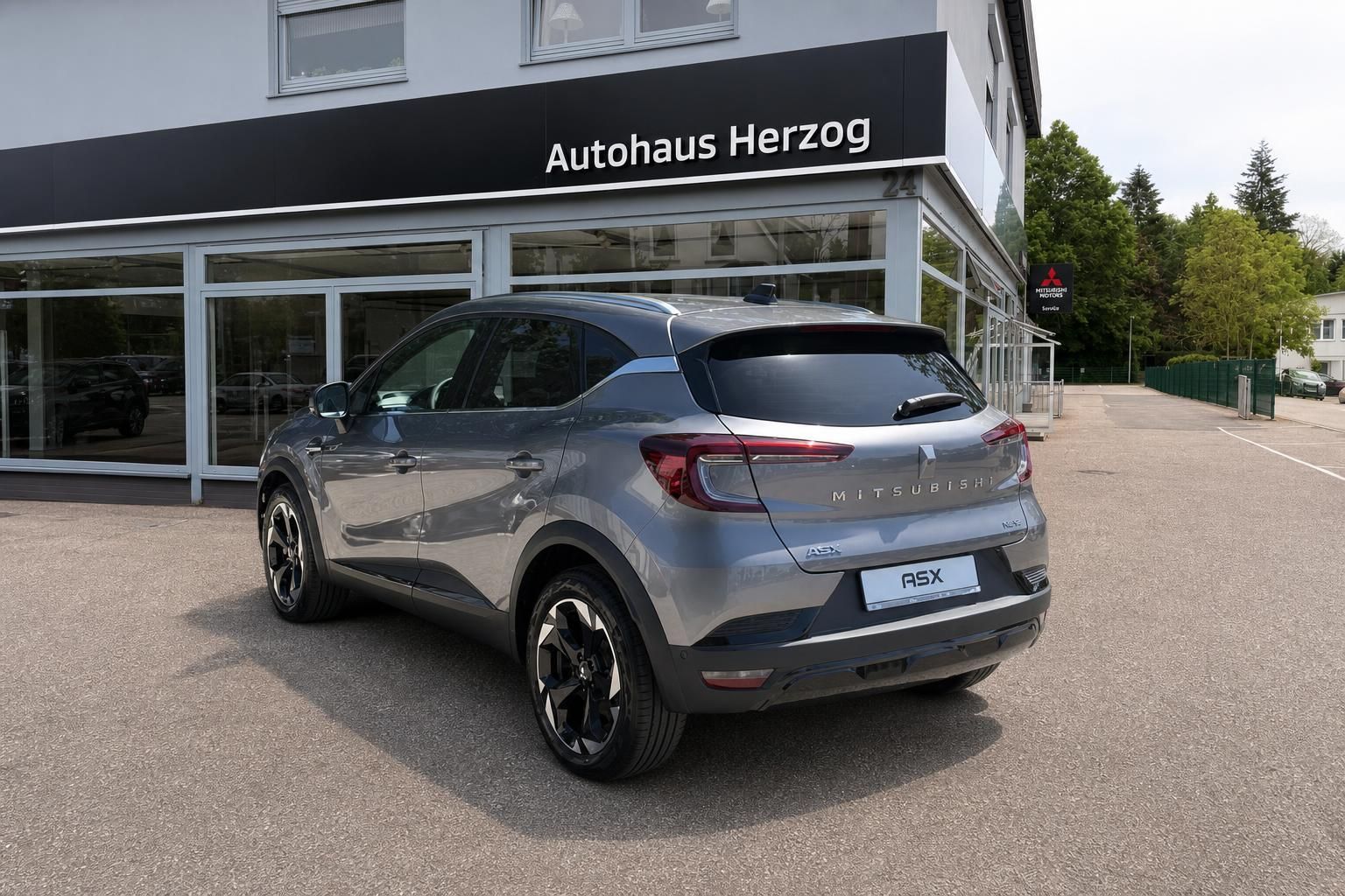 Mitsubishi ASX grau Heckansicht schräg links vor Autohaus Herzog – SUV mit Alufelgen kaufen