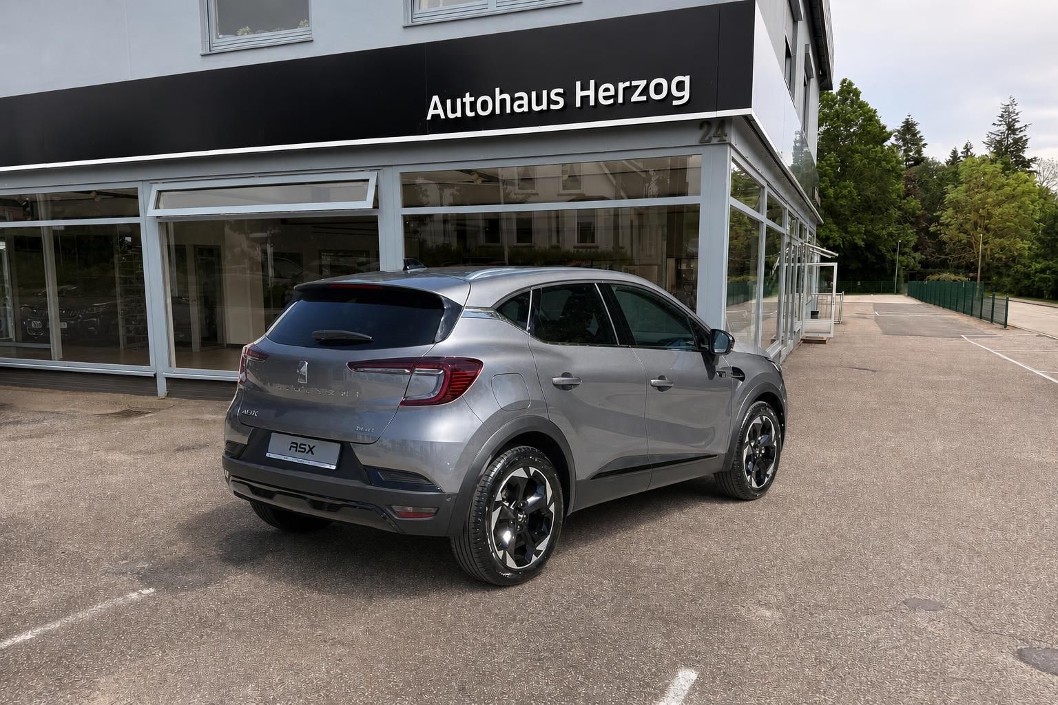 Mitsubishi ASX grau Heckansicht schräg rechts vor Autohaus Herzog – SUV Neufahrzeug kaufen