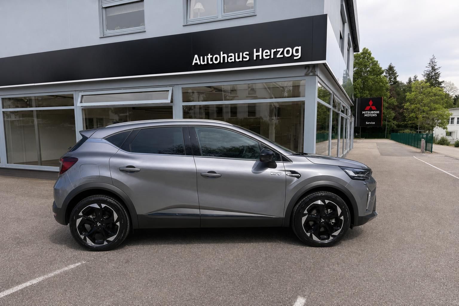 Renault Captur E-Tech Electric grau Seitenansicht vor Autohaus Herzog