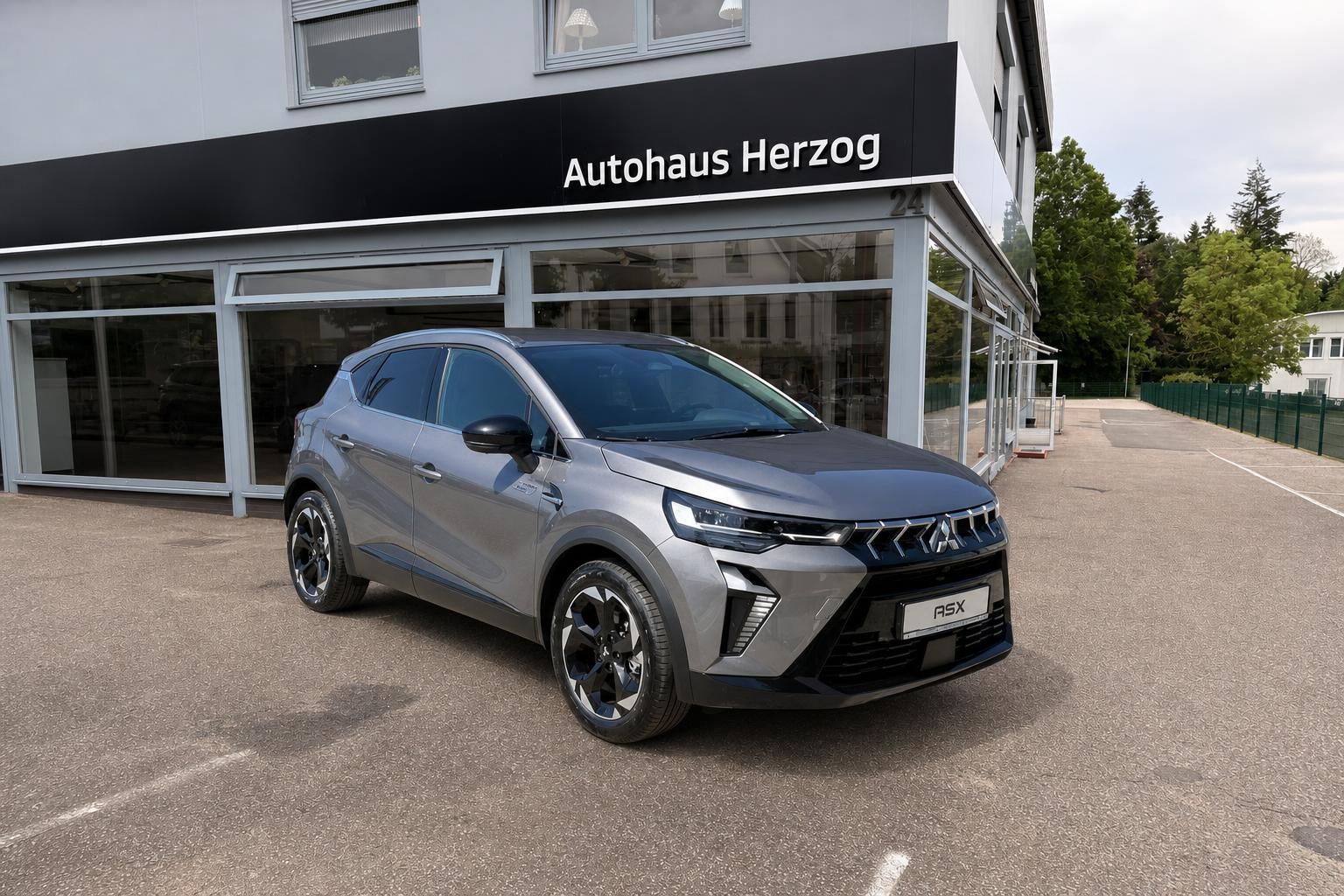 Mitsubishi ASX grau Dreiviertelansicht schräg vorne vor Autohaus Herzog