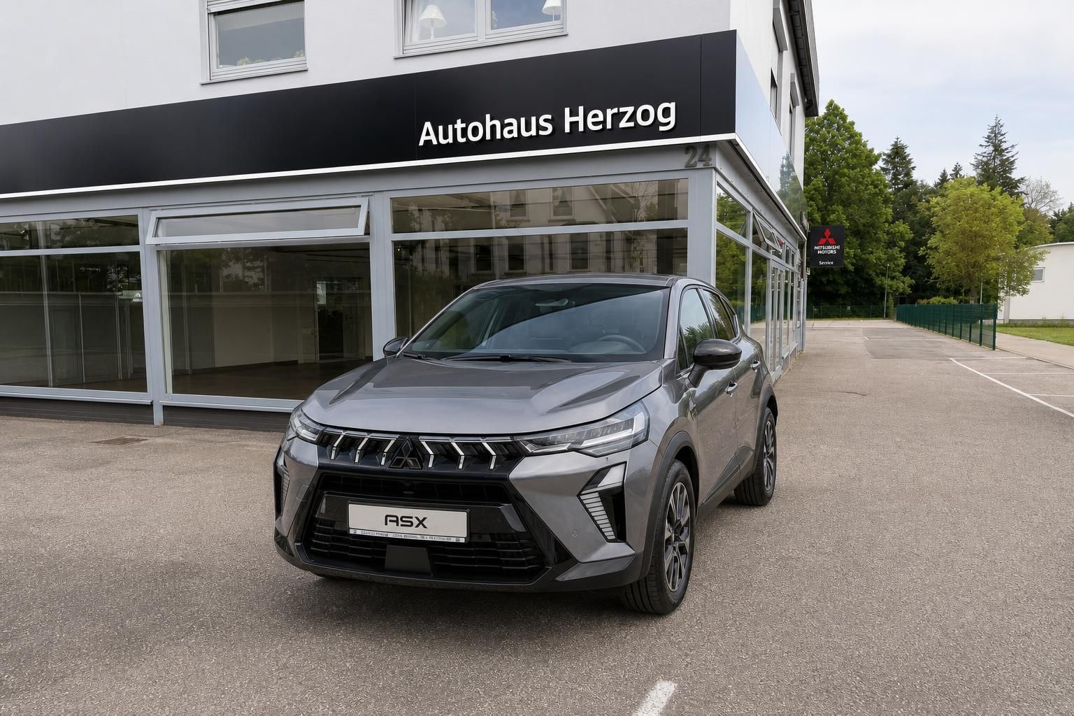 Mitsubishi ASX grau Frontansicht vor Autohaus Herzog